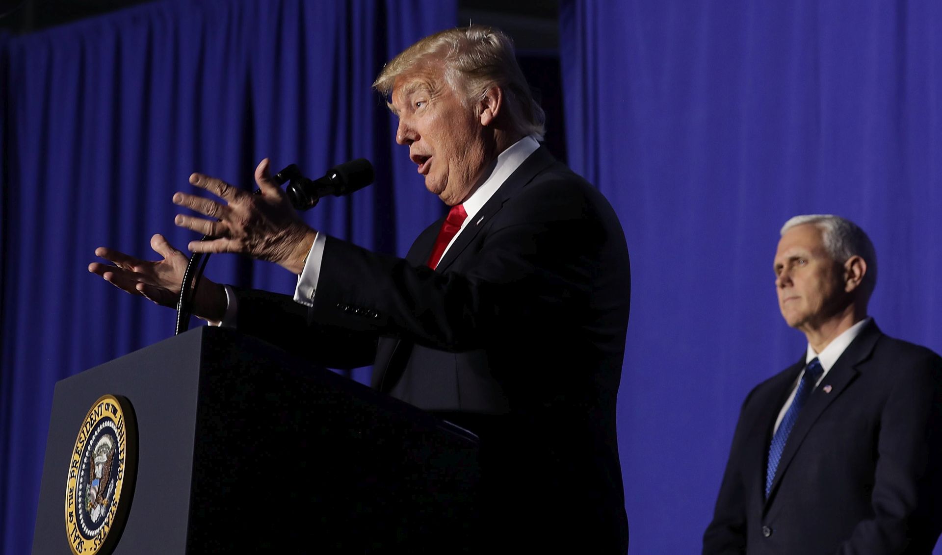epa05750310 US President Donald J. Trump delivers remarks during a visit to the Department of Homeland Security with Vice President Mike Pence (R) in Washington, DC, 25 January 2017. While at the department, Trump signed two executive orders related to internal security and to begin the process of building a wall along the U.S.-Mexico border.  EPA/Chip Somodevilla / POOL