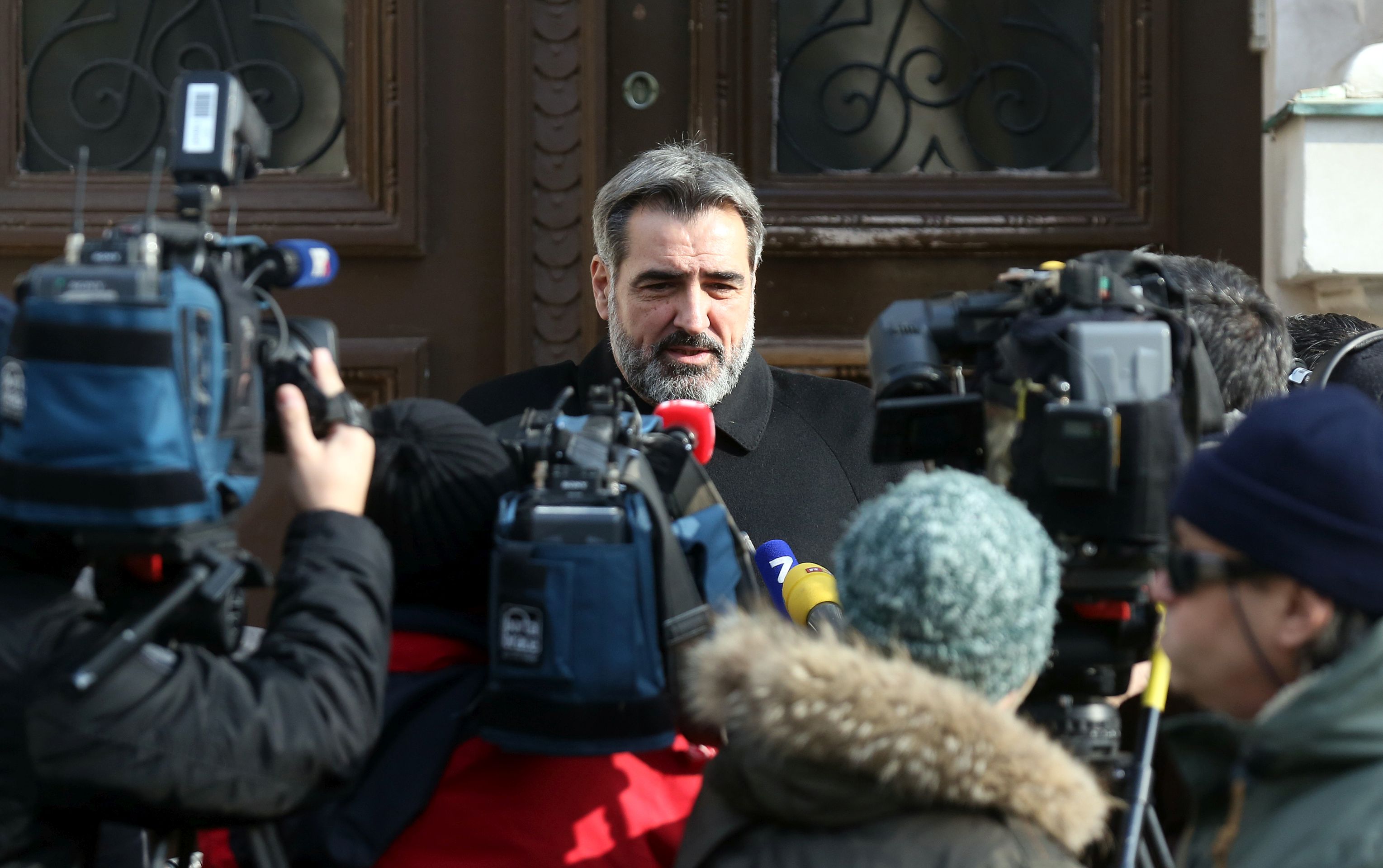 Zagreb, 27.01.2017 - Na zagrebaèkom upanijskom sudu poèelo je suðenje bivem predsjedniku Hrvatske gospodarske komore (HGK) Nadanu Vidoeviæu, optuenom da je iz te ustanove izvukao najmanje 39 milijuna kuna. Osim Vidoeviæa i Zdenke Peternel na optuenièkoj klupi su i Josipa Mladinov, Jasna Mikiæ i Jadranka Ivèiæ jer je èetvero suoptuenika ranije priznalo nedjela te su osuðeni nakon nagodbe s tuiteljstvom. Na fotografiji Nadan Vidoeviæ daje izjavu za medije.
foto HINA/ Denis CERIÆ /dc