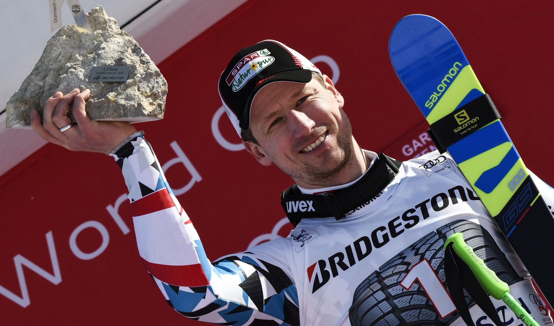 epa05756701 Winner Hannes Reichelt of Austria celebrates after the men's downhill race of the FIS Alpine Ski World Cup in Garmisch-Partenkirchen, Germany, 28 January 2017.  EPA/PHILIPP GUELLAND