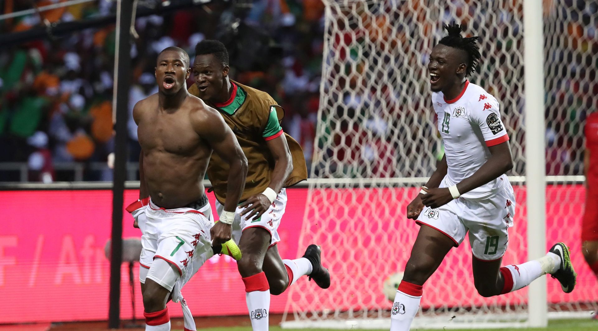epa05757674 Prejuce Nakoulma of Burkina Faso (L) celebrates goal during the 2017 African Cup of Nations Finals Afcon quarter final match between Burkina Faso and Tunisia in Libreville, Gabon, 28 January 2017.  EPA/GAVIN BARKER