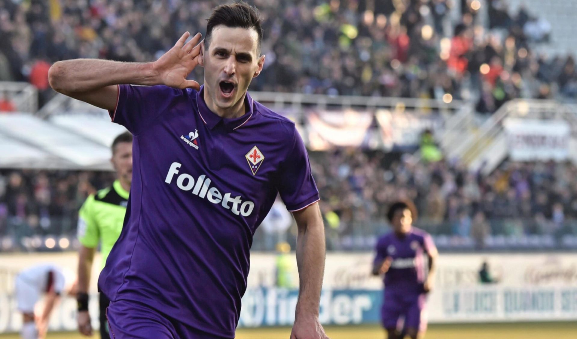 epa05759652 Fiorentina's Nikola Kalinic celebrates after scoring a goal during Italian Serie A soccer match Acf Fiorentina vs Cfc Genoa at Artemio Franchi stadium in Floence, Italy, 29 January 2017.  EPA/MAURIZIO DEGL'INNOCENTI