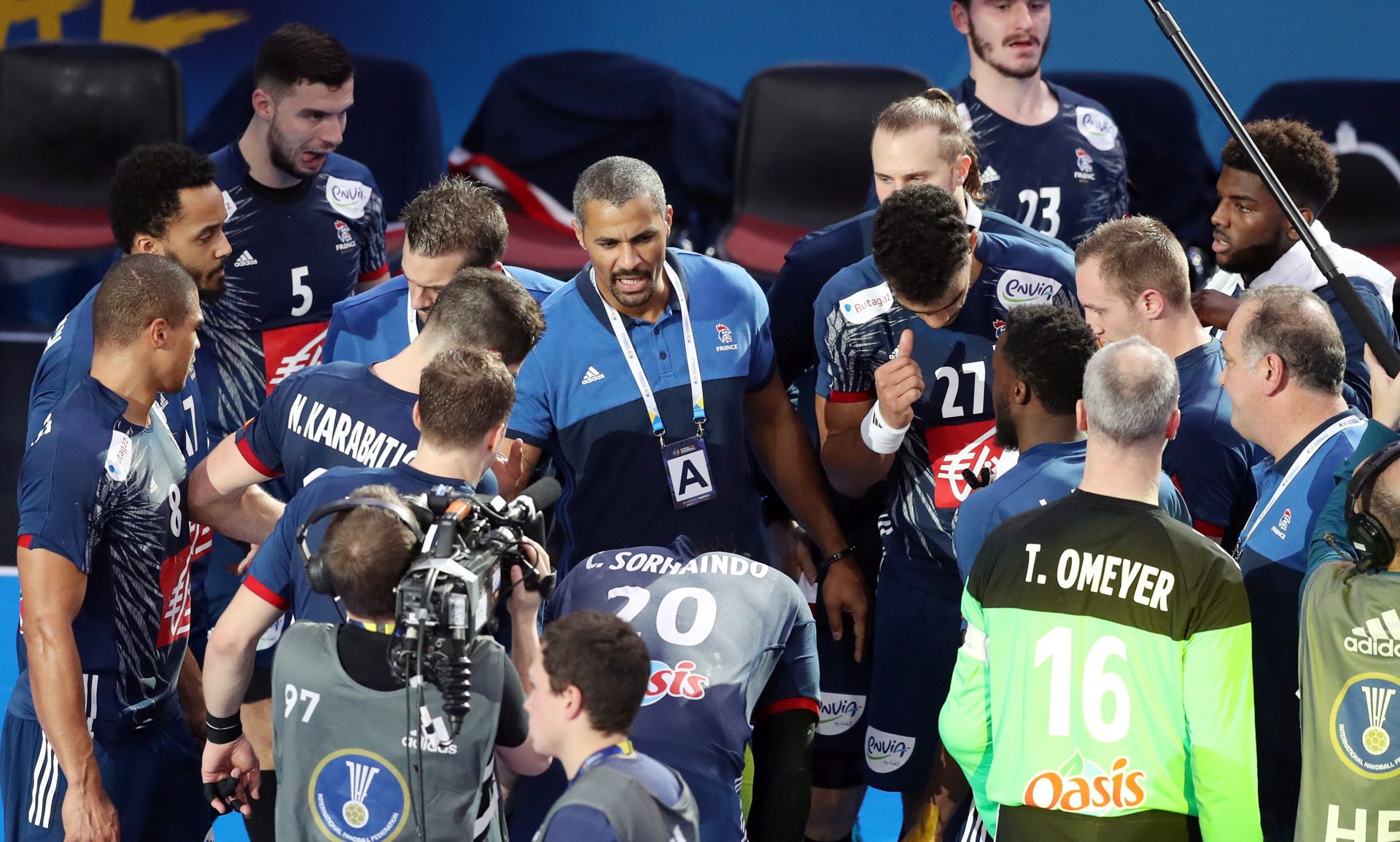 Pariz, 29.01.2017 - Finalna utakmica Svjetskog rukometnog prvenstva 2017 u Francuskoj izmeðu reprezentacija Francuske i Norveke. Na slici francuski izbornik Didier Dinart razgovara s igraèima.
foto HINA/ Damir SENÈAR /ds