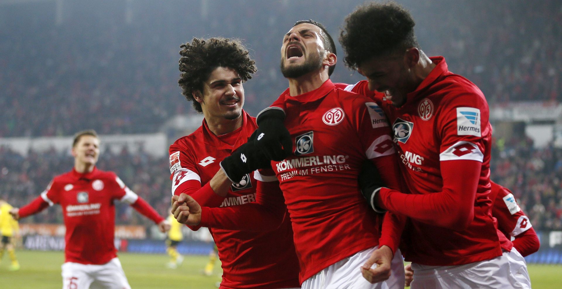 epa05760121 Danny Latza (C) of Mainz celebrates with teammates after scoring the equalizer during the German Bundesliga soccer match between 1. FSV Mainz 05 and Borussia Dortmund in Mainz, Germany, 29 January 2017.  EPA/RONALD WITTEK (EMBARGO CONDITIONS - ATTENTION: Due to the accreditation guidlines, the DFL only permits the publication and utilisation of up to 15 pictures per match on the internet and in online media during the match.)