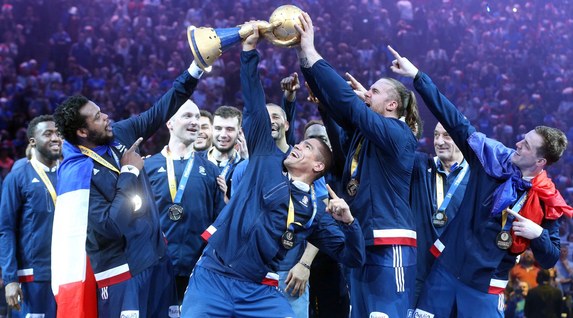 Pariz, 29.01.2017 - Rukometai Francuske obranili su naslov svjetskih prvaka nakon to su u finalu SP-a u Parizu svladali Norveku sa 33-26 (18-17). Na slici francuski rukometai sa pokalom na pobjednièkom postolju.
foto HINA/ Damir SENÈAR /ds