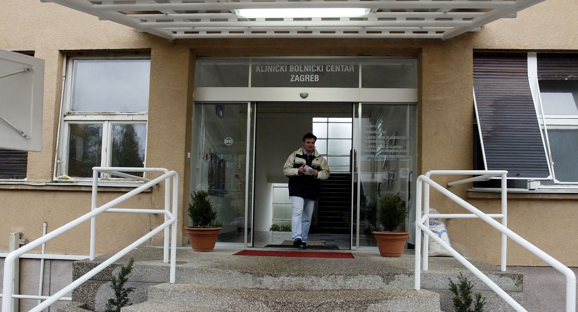 Zagreb, 07.04.2004 - Danas je odrana sjednica Upravnog vijeæa KBC Zagreb. Na slici ulaz u Upravnu zgradu Klinièkog bolnièkog centra Zagreb.
foto FaH/ Damir SENÈAR