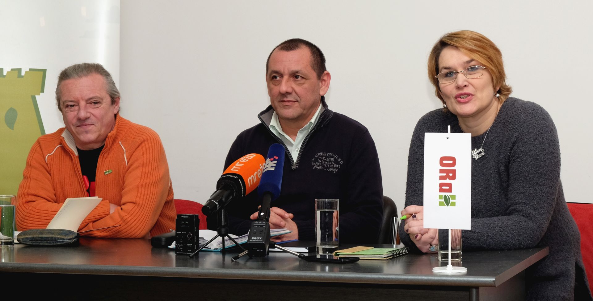 Zagreb, 23.01.2017 - Tiskovna konferencija ORaH-a na kojoj je predstavljeno novoizabrano vodstvo. Na konferenciji su prezentirani ciljevi i smjernice rada Stranke u narednom razdoblju. Na fotografiji predsjednik Mladen Novak (S), potpredsjednici Dragica Pro (D) i Darko Stoiæ (L).  Foto HINA /Edvard UAK/ es