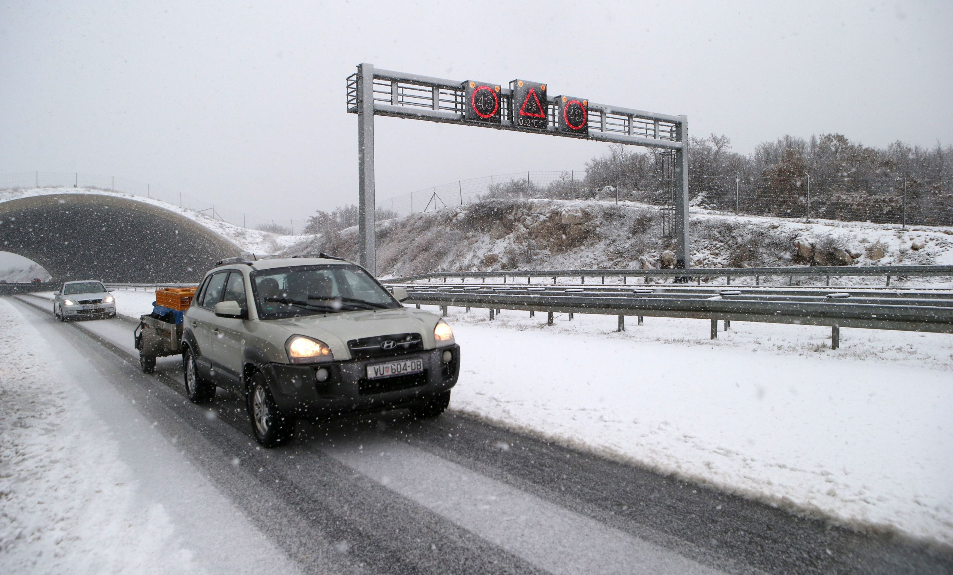 03.01.2017., Zagvozd - Snijeg koji jos uvijek pada zabijelio je autocestu A1 nedaleko Zagvozda. Photo: Ivo Cagalj/PIXSELL