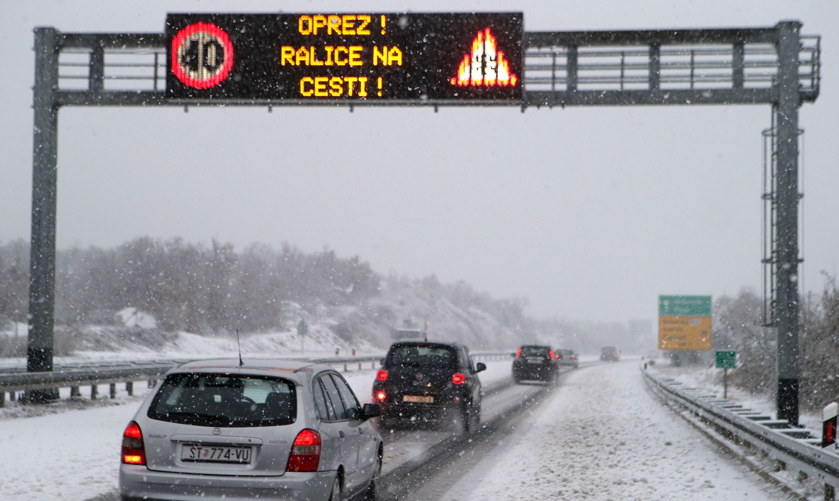 03.01.2017., Zagvozd - Snijeg koji jos uvijek pada zabijelio je autocestu A1 nedaleko Zagvozda. Photo: Ivo Cagalj/PIXSELL