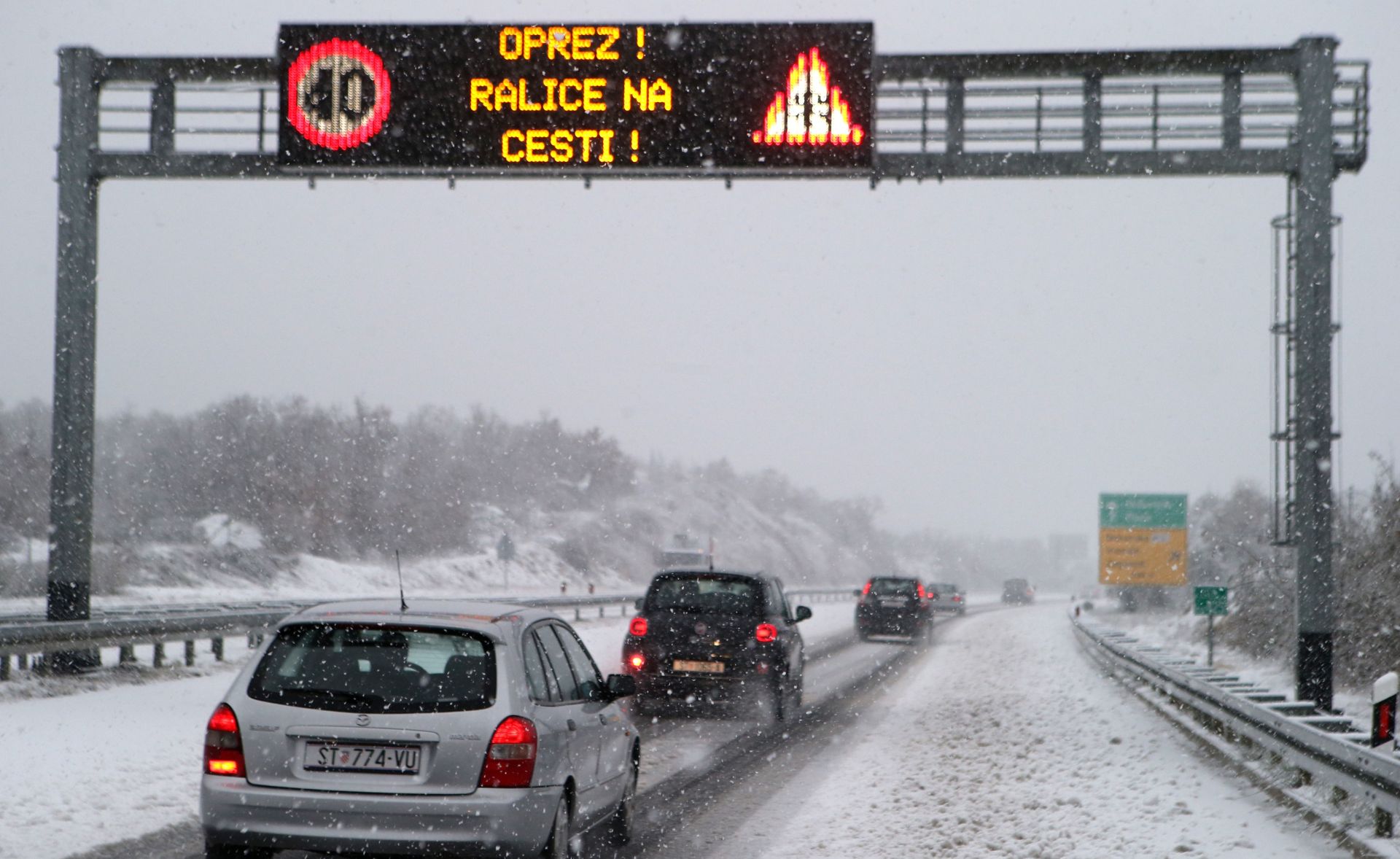 03.01.2017., Zagvozd - Snijeg koji jos uvijek pada zabijelio je autocestu A1 nedaleko Zagvozda. Photo: Ivo Cagalj/PIXSELL