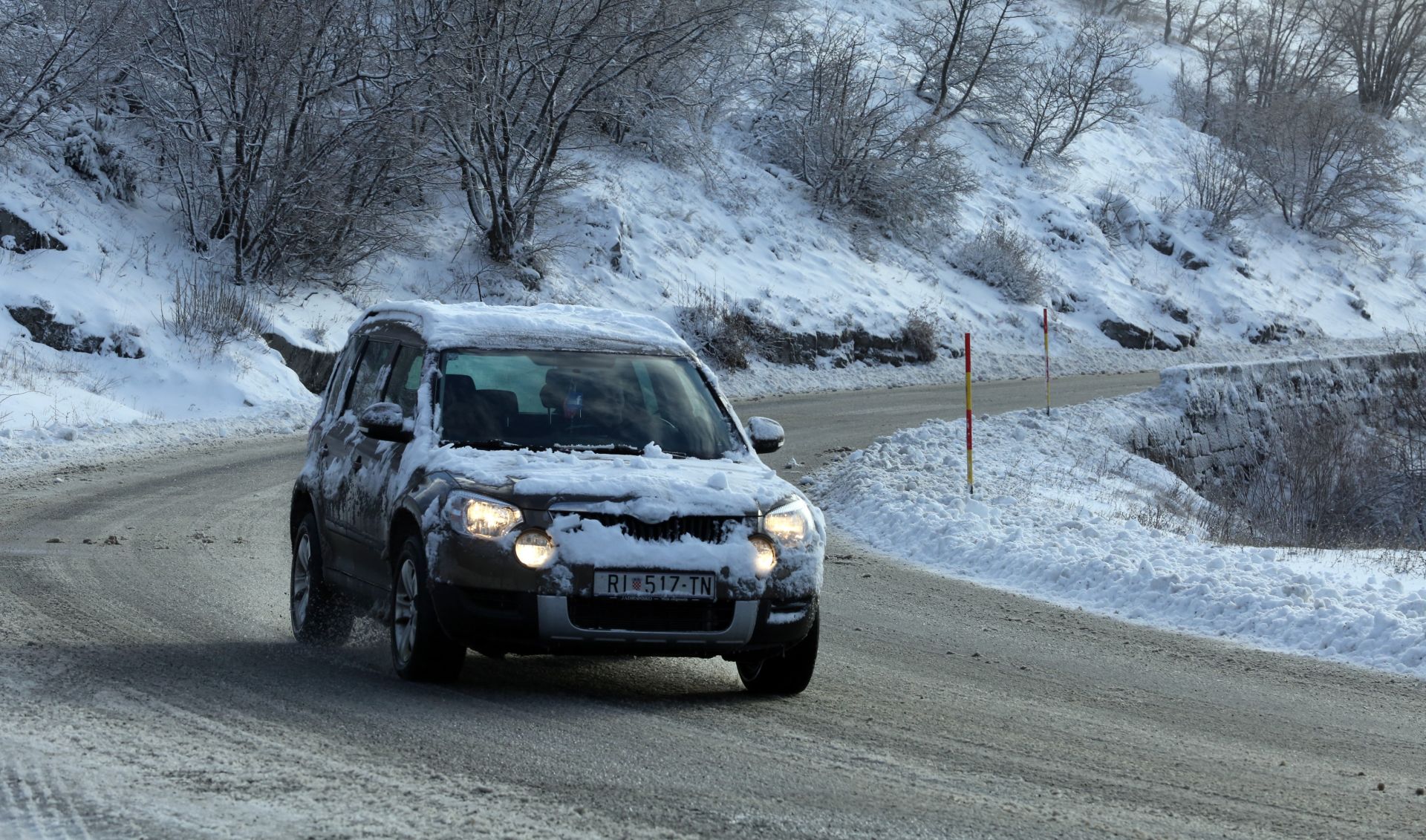 03.01.2017. Delnice - Dvadesetak centimetara snijega napadalo je tijekom jutra i noci, u Gorskom Kotaru  pa zimska sluzba cisti prometnice. Promet otezava i jaka bura. Ralice na staroj cesti Rijeka- Zagreb.
Photo: Goran Kovacic/PIXSELL
