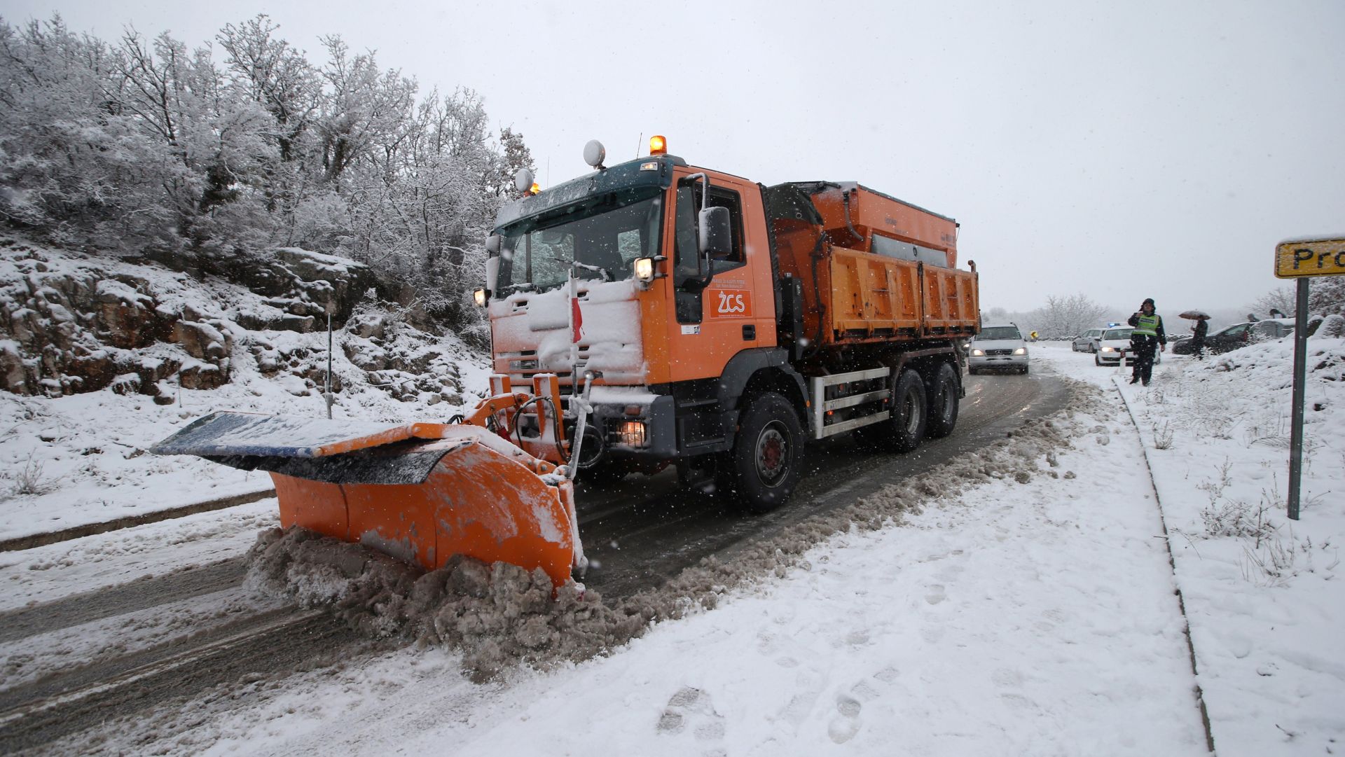 03.01.2017., Zagvozd - Snijeg koji jos uvijek pada zabijelio zabiokovlje. Jedna od kriticnih prometnica je izlaz iz Zagvozda prema Imotskom. Photo: Ivo Cagalj/PIXSELL