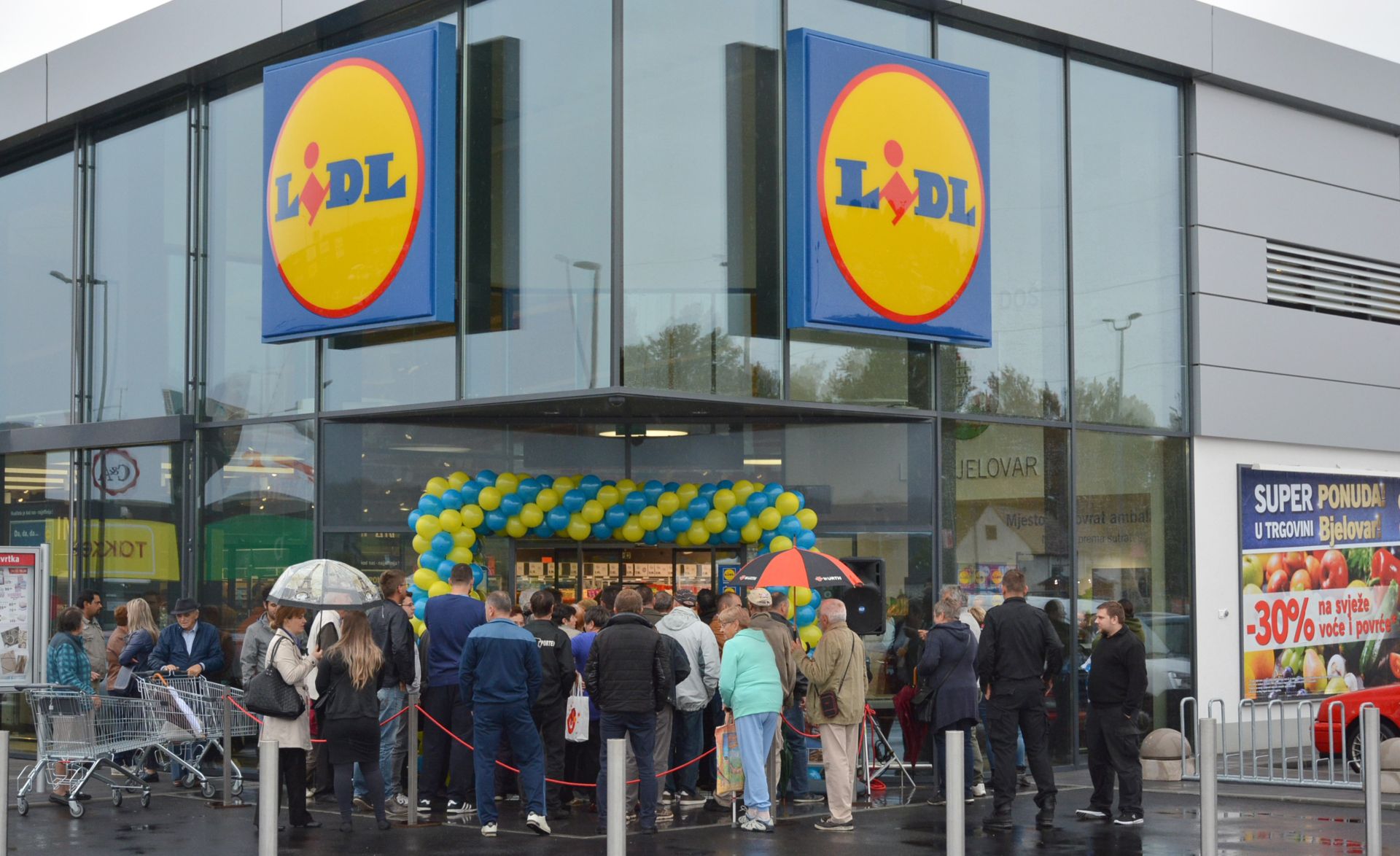 03.10.2016., Bjelovar - Trgovina Lidl na Slavonskoj cesti osvanula je u novom ruhu. Radovi na kompletnoj rekonstrukciji stare trgovine, zapoceti prije vise od pola godine su zavrseni, a danas je nova trgovina otvorila svoja vrata za kupce. 
Photo: Damir Spehar/PIXSELL