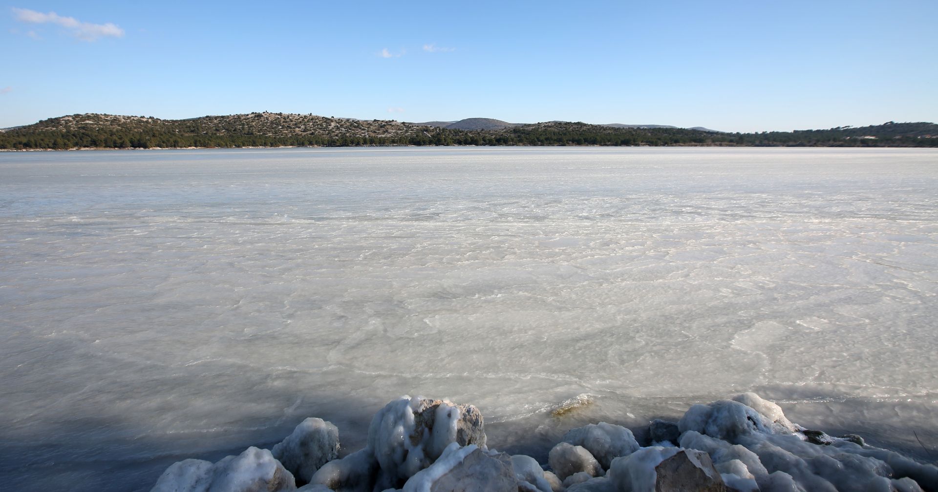 07.01.2017., Zablace -
U Zablacu se zaledila cijela uvala. Jaka bura i niske temperature zaledile su more.
Photo: Dusko Jaramaz/PIXSELL