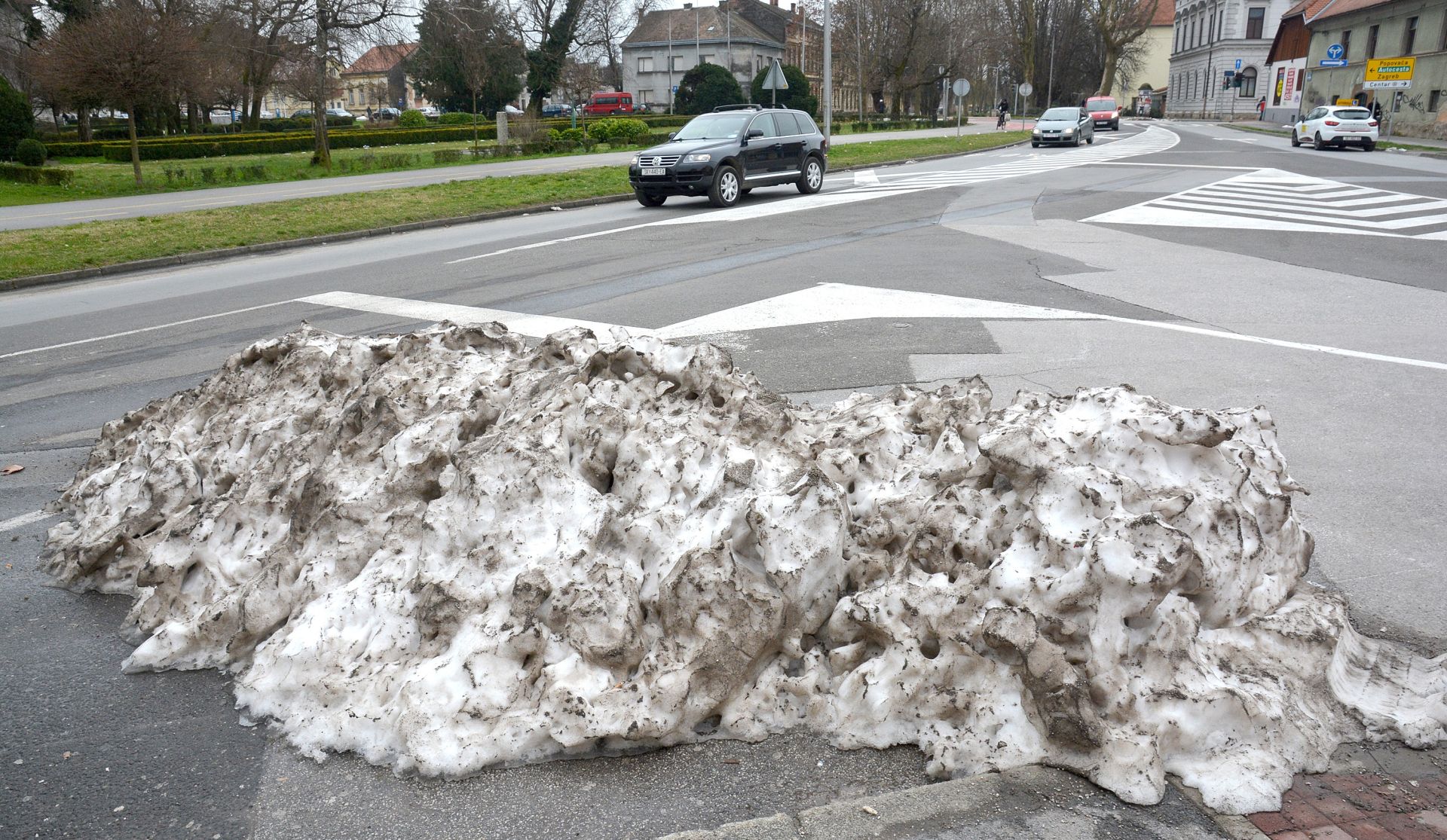 07.03.2016., Sisak - Na 20-ak centimetara snijega koji je prekrio grad prije tri dana podsjecaju samo prljave hrpe snijega koji se jos nije otopio. 
Photo: Nikola Cutuk/PIXSELL