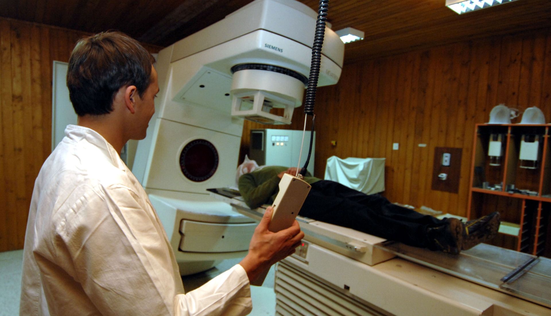 13.03.2009., Split, Hrvatska -Pacijenti oboljeli od raka mogu na zracenje dolaziti i nocu jer odjel onkologije u bolnici Firule radi do ponoci, Ivica Lisjak (ing. med. radiologije), u sali za zracenje s pacjentom
Photo: Vanja Zubcic/Vecernji list