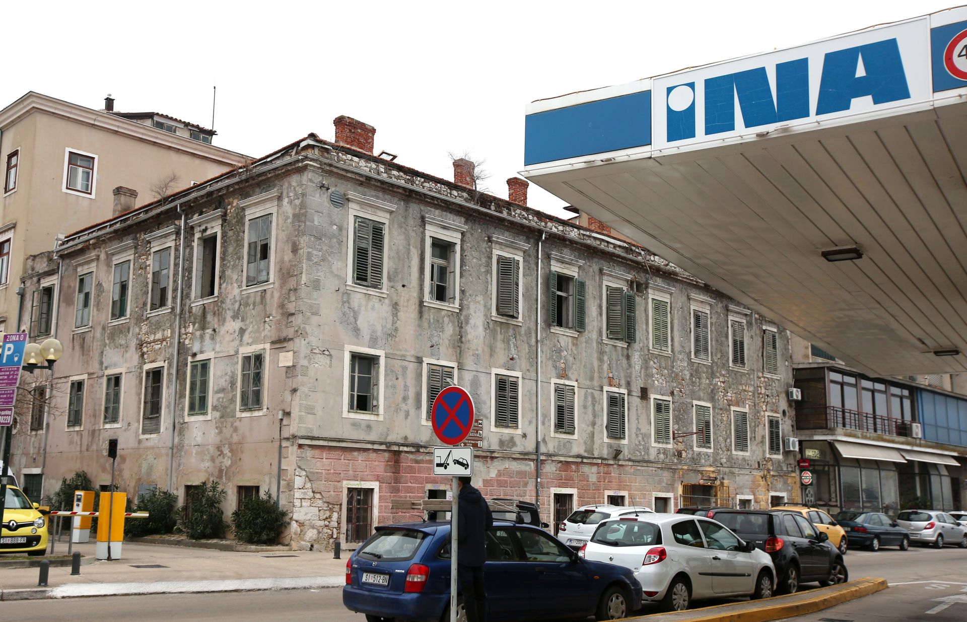 12.01.2017., Sibenik - Benzinska crpka INE na obali predmet je izvanredne sjednice Gradskog vijeca. 
Photo: Dusko Jaramaz/PIXSELL