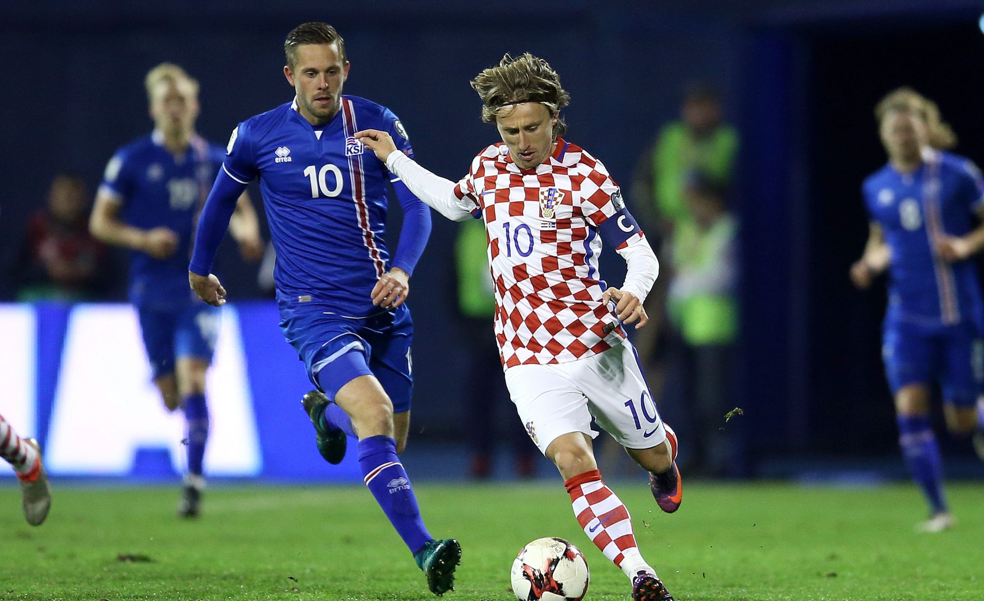 12.11.2016., stadion Maksimir, Zagreb - Kvalifikacijska utakmica za odlazak na Svjetsko prvenstvo koje ce se odrzati 2018. godine u Rusiji, skupina I, 4. kolo, Hrvatska - Island. Gylfi Sigurdsson, Luka Modric. Photo: Goran Stanzl/PIXSELL