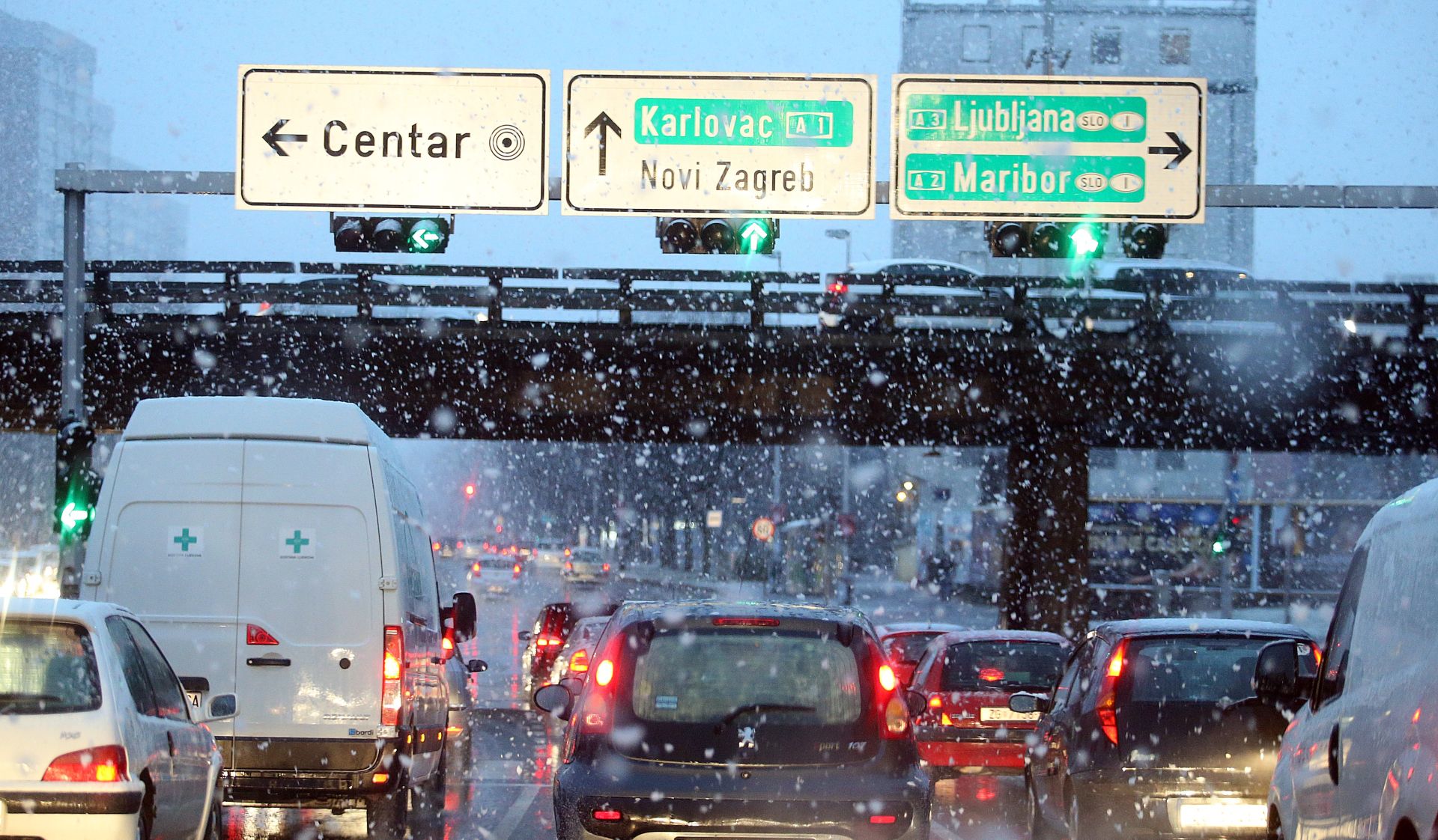 13.01.2017., Zagreb - U poslijepodnevnim satima na podrucju grada poceo je padati snijeg. Nekoliko sati prije bilo je suncano, nakon cega je uslijedila kisa pracena jakim vjetrom, a temperatura se spustila za nekoliko stupnjeva. 
Photo: Goran Stanzl/PIXSELL