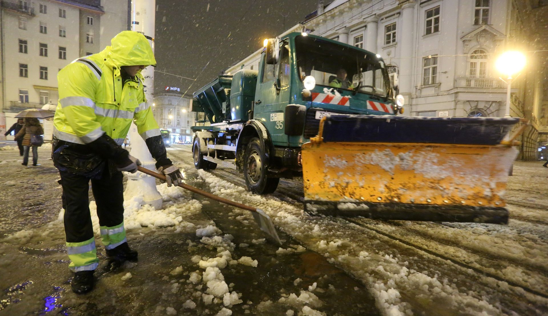 13.01.2017., Zagreb - Djelatnici zimske sluzbe ocistili su glavni gradski trg od snijega.
Photo: Borna Filic/PIXSELL