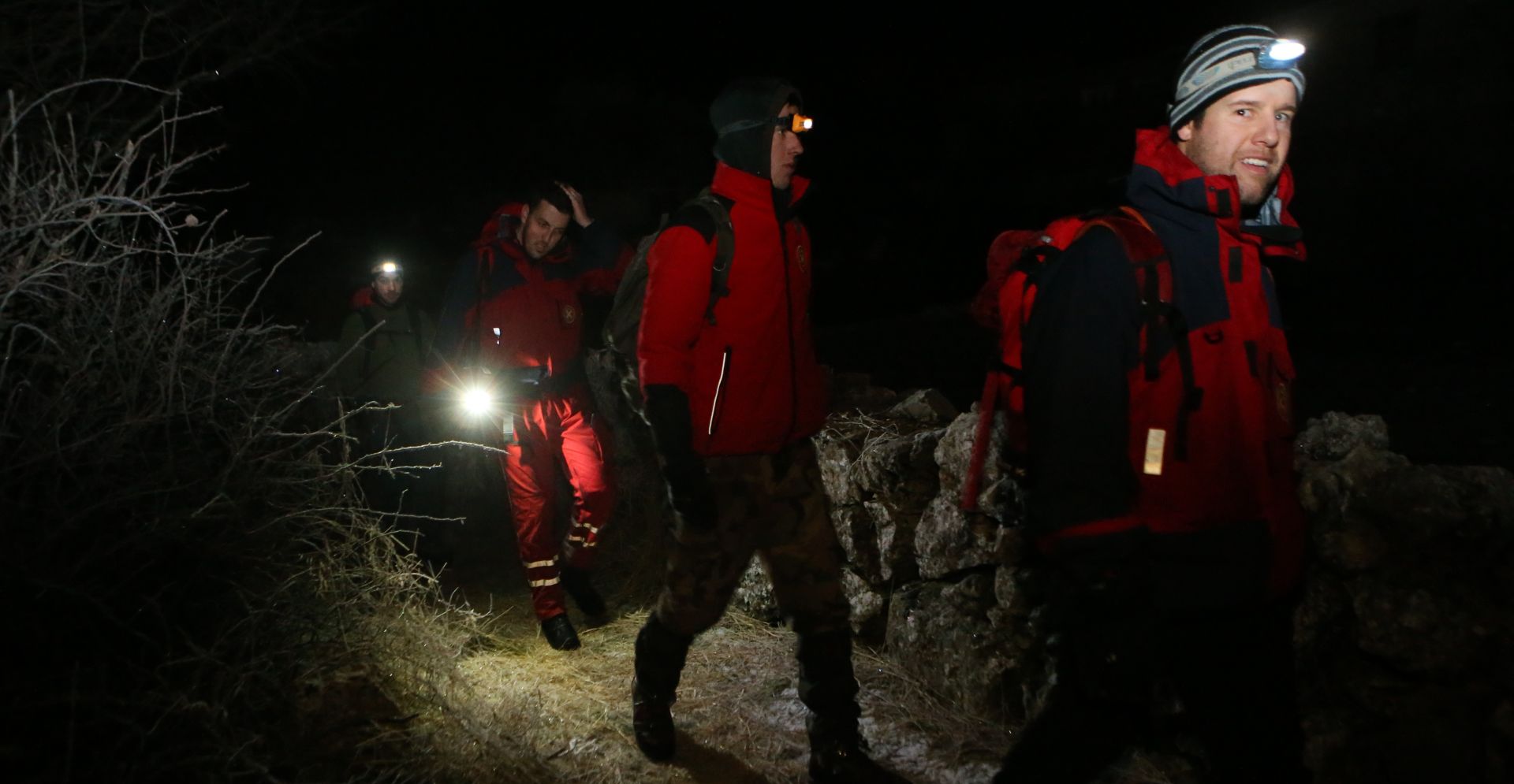 15.01.2017.,Dugopolje-Nakon sto su uz pomoc mjestana stigli do lokacije ozlijedjenog planinara i njegovog kolege te se zbrinuli za njih,glavnina pripadnika HGSS stanice Split nakon noci provedene na Mosoru po izuzetno hladnoj noci  oko 3 sata vratila se u Dugopolje. Preostali dio ostao je uz vatru sa ozlijedjenim do jutra kada ce biti organizirano izvlacenje.
Photo:Ivo Cagalj/PIXSELL