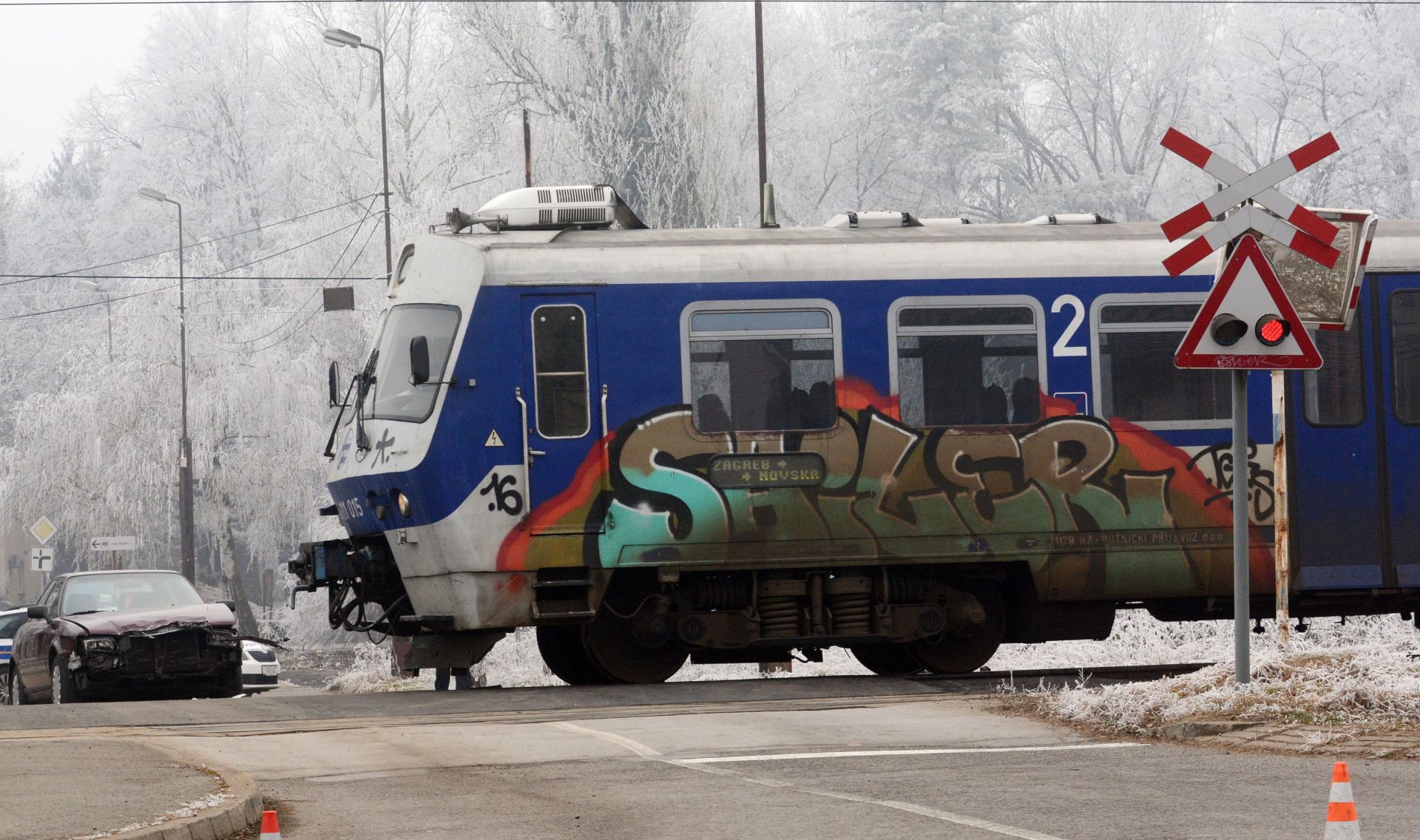 18.12.2016., Sisak - Vozac Audija imao je dosta srece jer je njegov susret s vlakom na pruznom prijelu u Ulici brace Kavuric zavrsio samo s manjom materijalnom stetom. 
Photo: Nikola Cutuk/PIXSELL