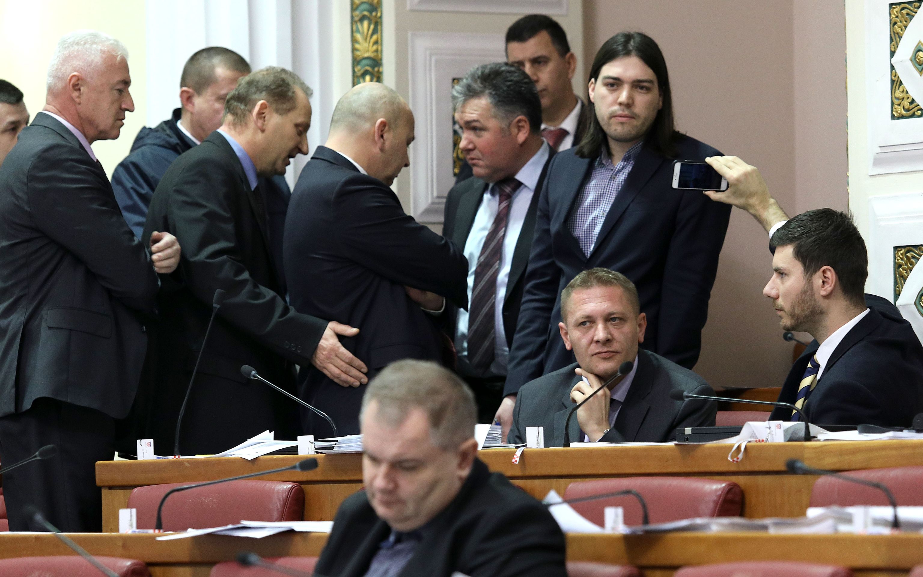 20.01.2017., Zagreb - Djelatnici saborske straze iznijeli su Ivana Pernara iz sabornice. Naime, potpredsjednik Sabora Zeljko Reiner prekinuo je sjednicu nakon sto je prethodno dva puta opomenuo Ivana Pernara zbog ometanja sjednice te mu naredio da napusti sabornicu. Kako se Pernar oglusio na to pozvani su djelatnici saborske straze. Kreso Beljak, Ivan Vilibor Sincic, Ivan Pernar.
Photo: Patrik Macek/PIXSELL
