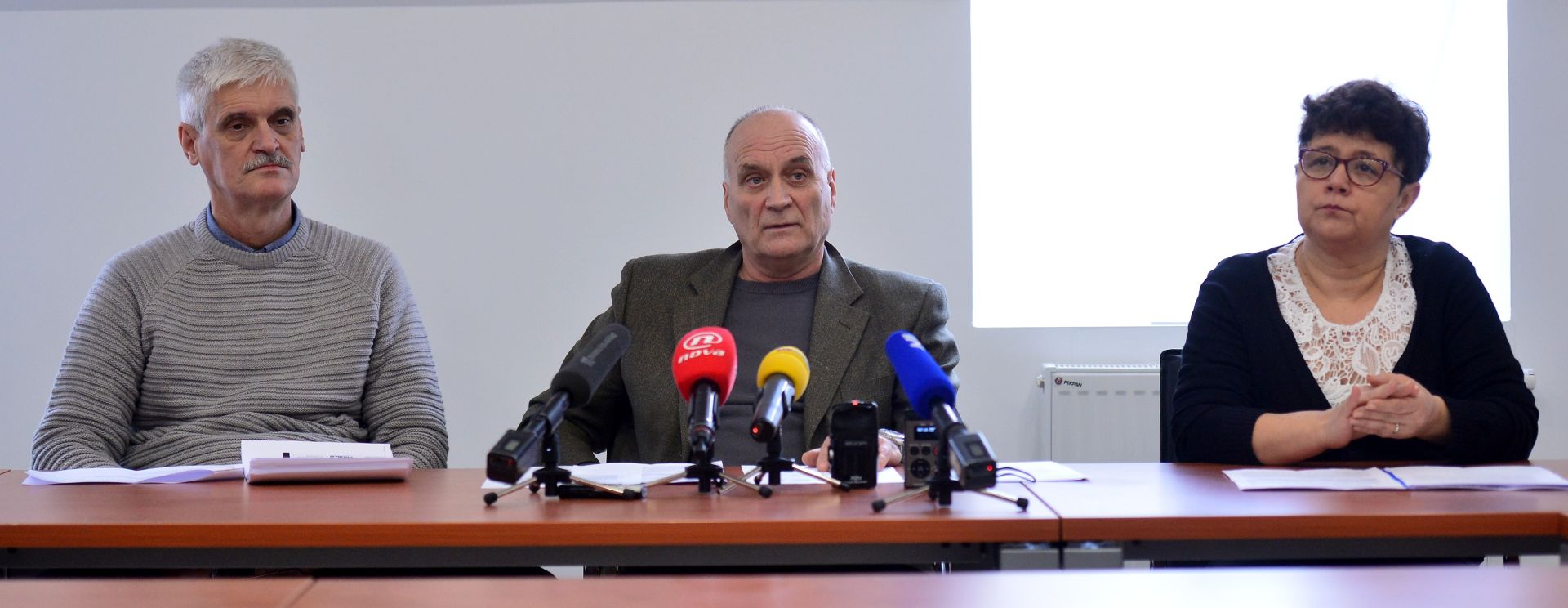 21.01.2017., Zagreb - Konferencija za medije Hrvatske udruge radnickih sindikata (HURS) o stavu Hrvatske udruge radnickih sindikata, INAS-a - Sindikata naftne djelatnosti i Nezavisnog sindikata Hrvatske elektroprivrede o najavljenoj privatizaciji HEP-a radi kupnje INA-e. Zdenko Mucnjak, Ozren Matijasevic i Sanja Mikulic. 
Photo: Marko Prpic/PIXSELL