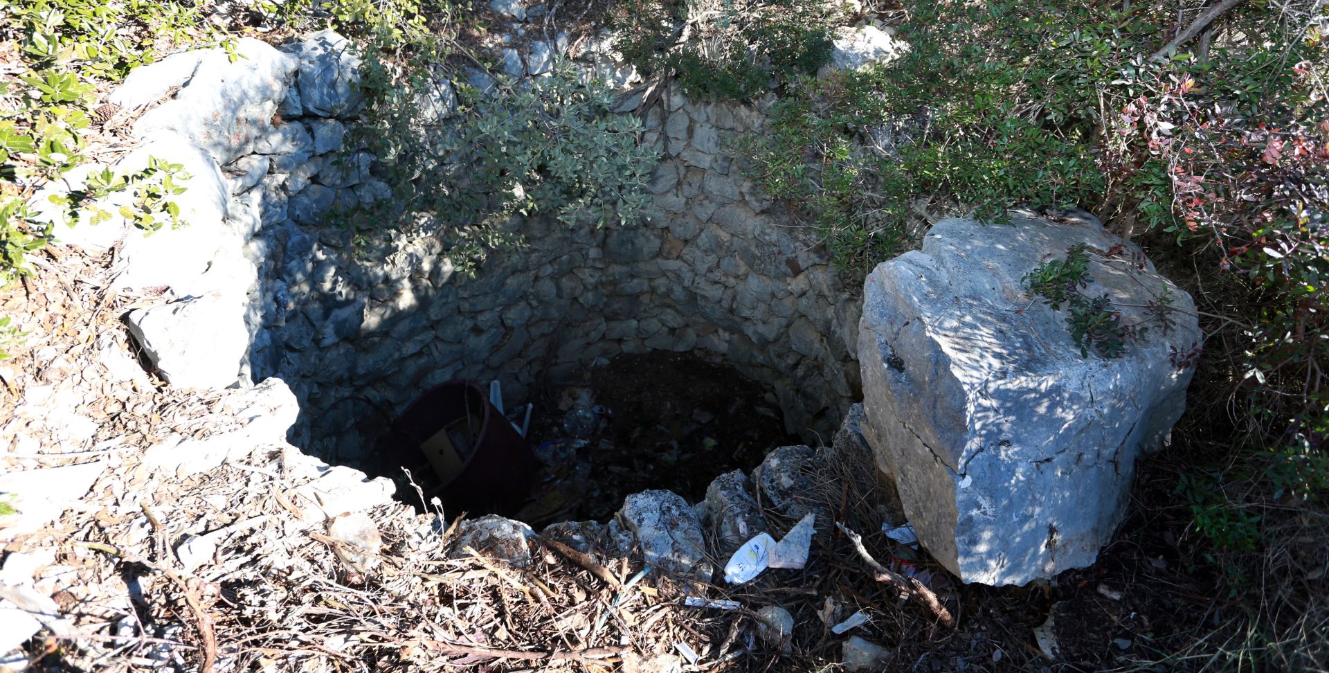 22.01.2017., Trogir, Vrsine - Bunar u kojem pronadjen ranjeni mladic. 
Photo: Miranda Cikotic/PIXSELL