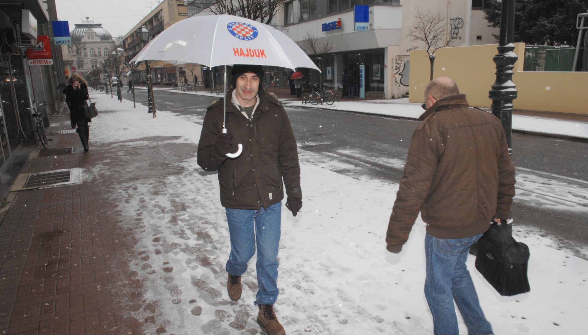 22.02.2013., Bjelovar - Bjelovarcane je docekalo lose vlazno vrijeme uz susnjezicu, koja je iznova zabijelila gradske ulice, pa su se stoga na Trgu Eugena Kvaternika iznova mogli vidjeti kisobrani i topla zimska odjeca. Medjutim to za neke nije bio razlog za lose raspolozenje, naprotiv medju brojnim kisobranima se izdvajao jedan navijacki, a koji odaje nestrpljivost vjernog navijaca Hajduka u iscekivanju nedjeljnog derbija s Dinamom, ali i vjeru u pobjedi bilih kada je vec prorocanski i okolina zabijelila   
Photo: Damir Spehar/PIXSELL
