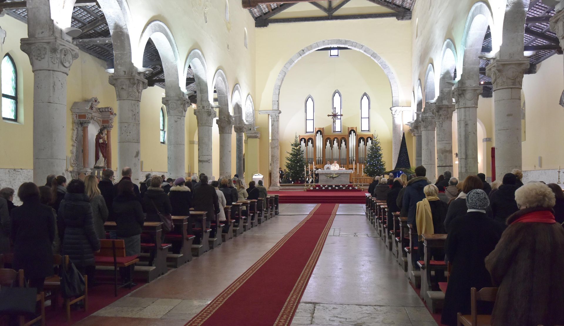 25.12.2016., Pula - Jutarnju bozicnu misu na talijanskom jeziku u katedrali Uznesenja Marijina odrzao je umirovljeni svecenik Zeljko Staver. Photo: Dusko Marusic/PIXSELL