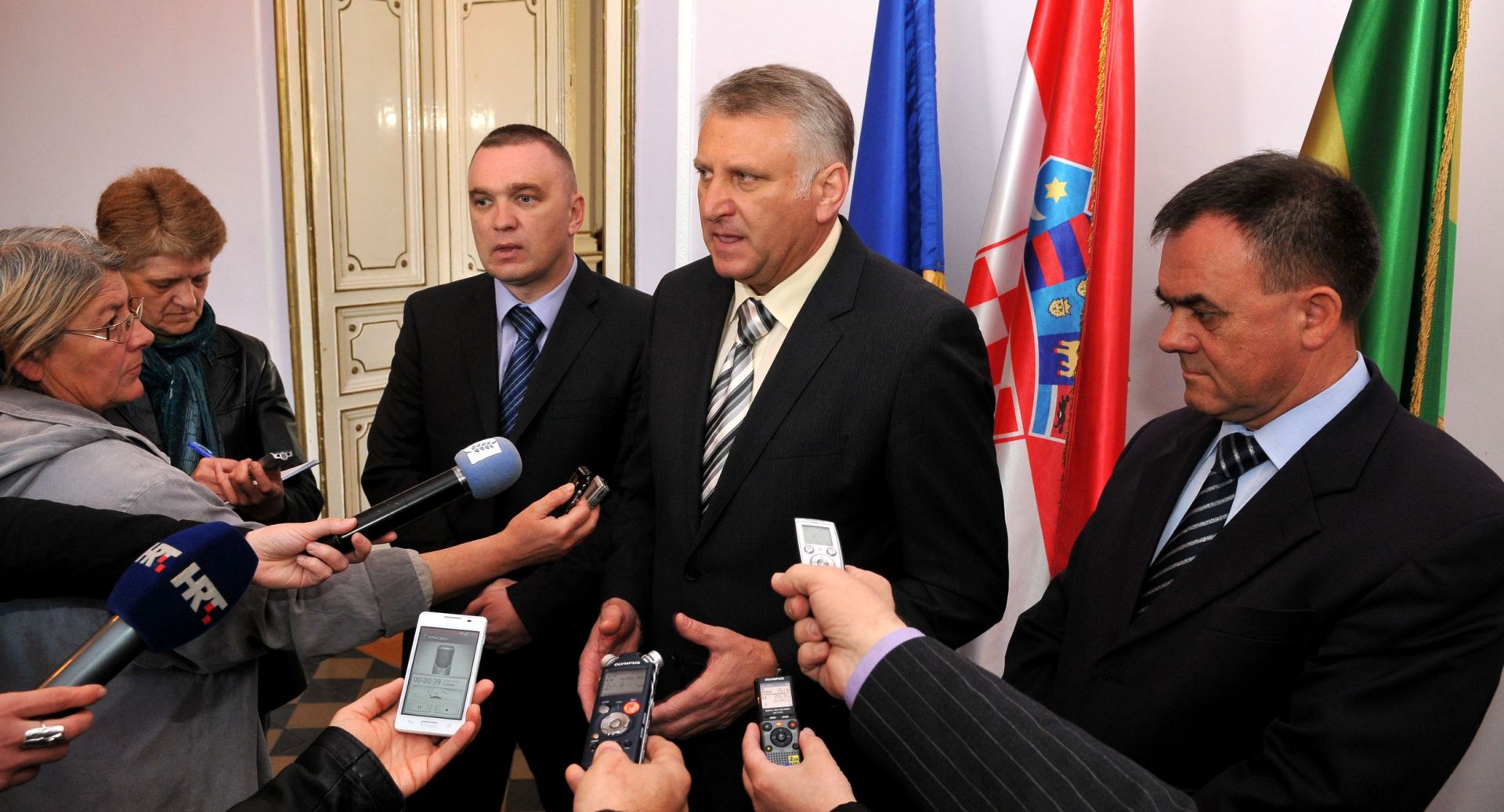 26.03.2014., Pozega - Franjo Lucic, predsjednik zupanijskog HDZ-a, Alojz Tomasevic, zupan i Vedran Neferovic, gradonacelnik Pozege odrzali su konferenciju za medije na kojoj su govorili o nizu prednosti ostanka opcinskog suda u Pozegi i njegovom prebacivanju u Slavonski brod.
Photo: Dusko Mirkovic/PIXSELL