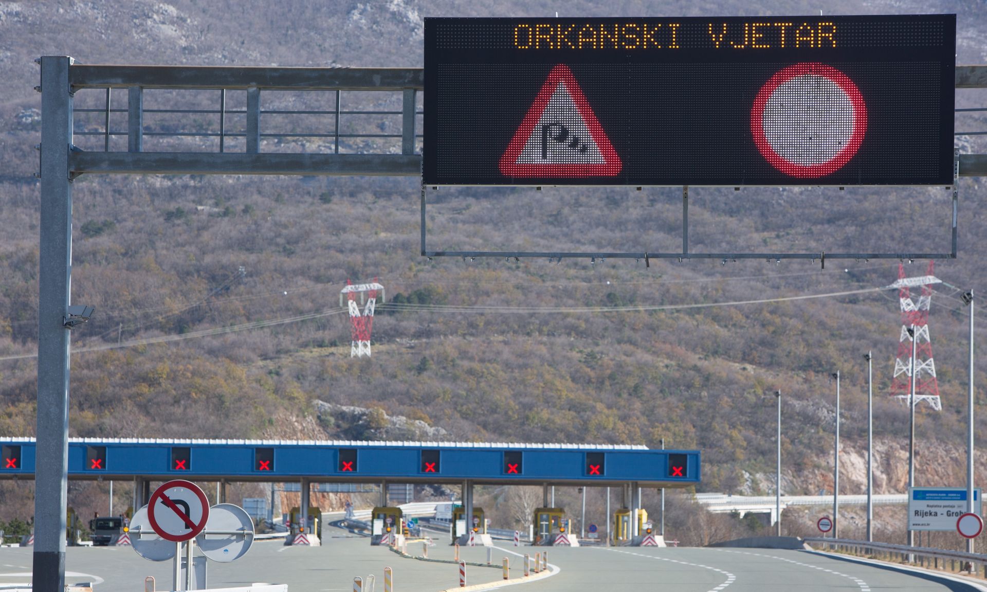 27.11.2015. Grobnik - Zbog orkanske bure koja puse dionica autoceste A6 Kikovica - Ostrovica zatvorena je za sve kategorije vozila.
Photo: Nel Pavletic/PIXSELL