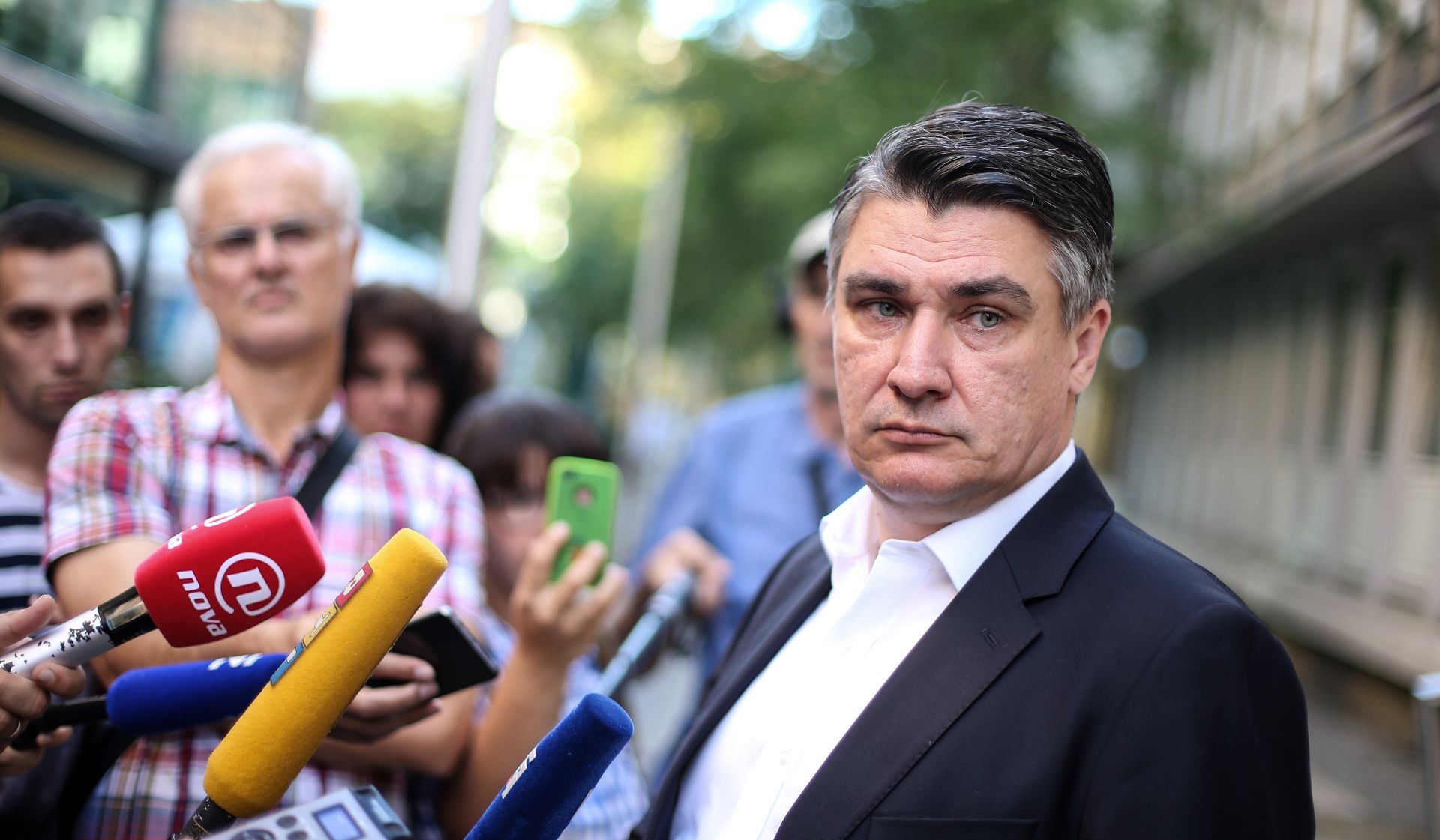 28.8.2016., Zagreb - Zoran Milanovic odrzao konferenciju za medije ispred sredisnjice SDP-a.  Photo: Petar Glebov/PIXSELL