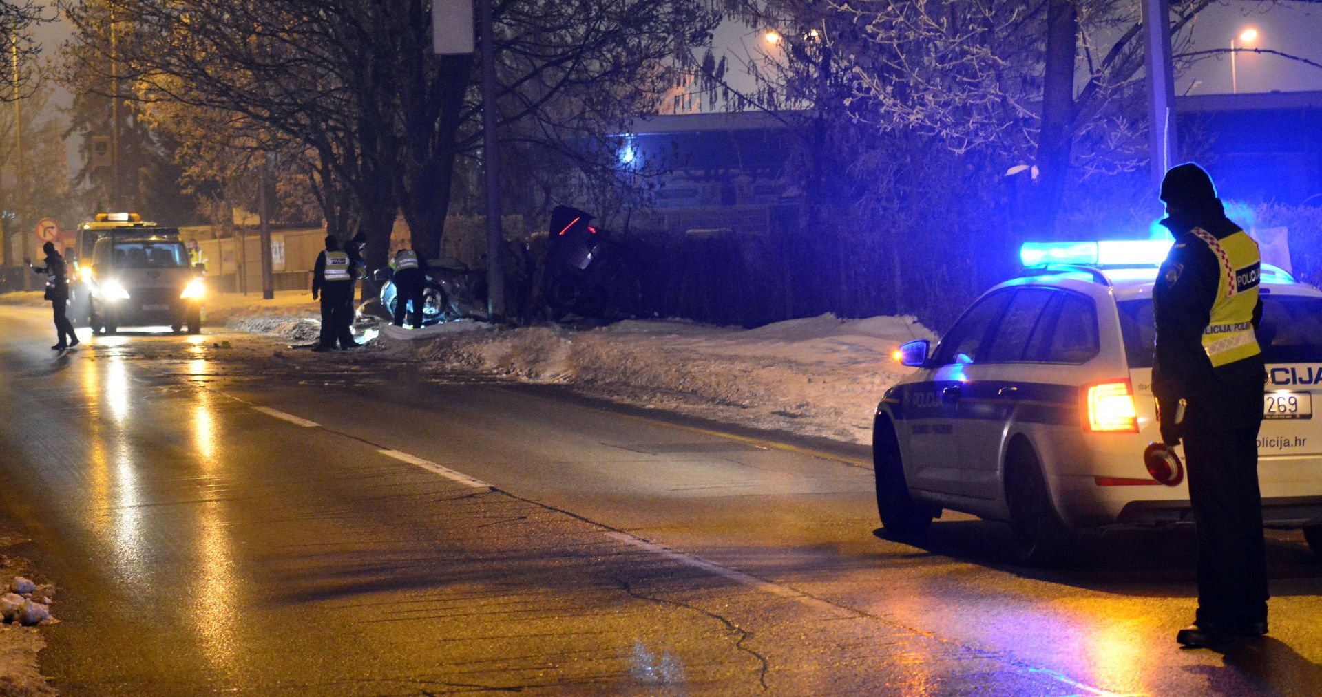 28.01.2017., Slavonski Brod - Veceras oko 21,30 sati u Osjeckoj ulici dogodila se prometna nesreca u kojoj je smrtno stradao 20-godisnji vozac osobnog automobila. 
Photo: Ivica Galovic/PIXSELL