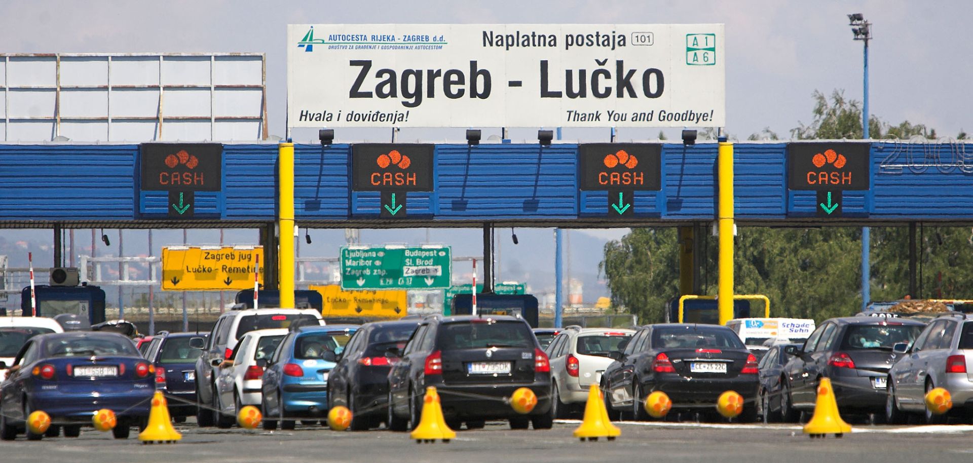 Zagreb, 26.06.2012 - Arhivska fotografija od 08.08.2009. godine prikazuje kolone automobila ispred naplatnih postaja Luèko prema moru. Hrvatske autoceste (HAC) na svim su autocestama u svojoj nadlenosti proteklog produljenog vikenda, od 22. do 25. lipnja, zabiljeile promet 394.587 vozila te naplatile 17,9 milijuna kuna cestarine (bez PDV-a), doznaje se iz HAC-a.
foto FaH/ Lana SLIVAR DOMINIÆ/ ds