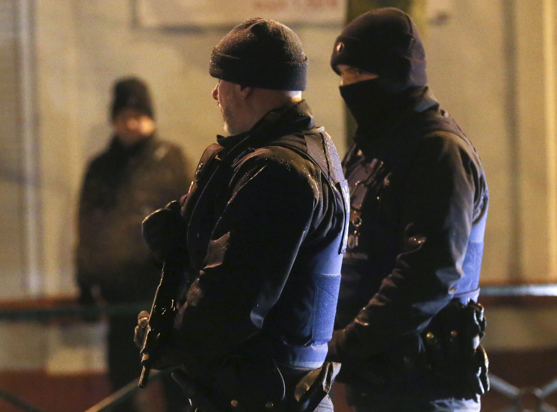 epa05717640 Belgium police blocks a road in Molenbeek district of Brussels, Belgium, 14 January 2017. A major police operation with large-scale raids is underway in Brussels' notorious district of Molenbeek.  EPA/OLIVIER HOSLET