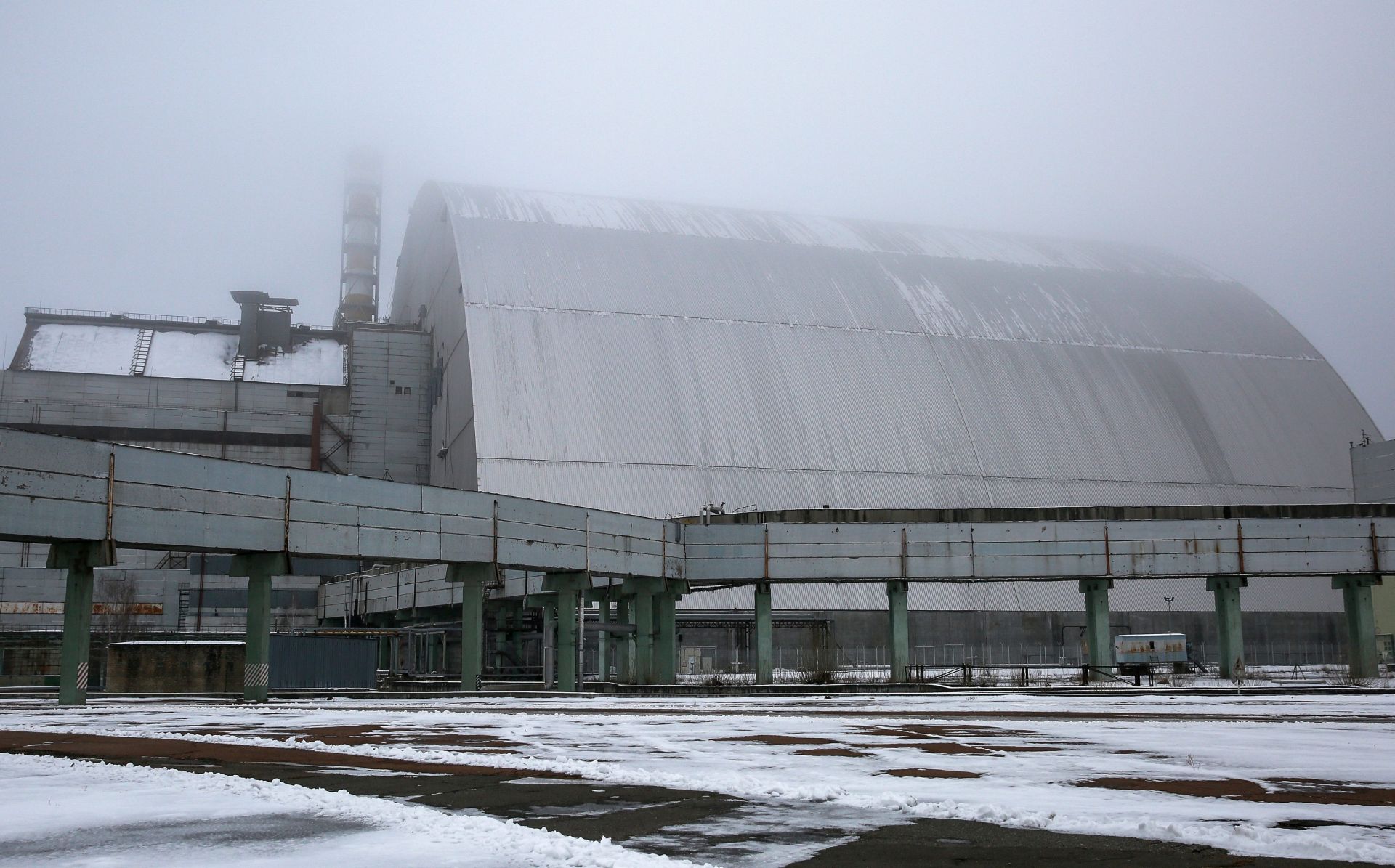 epa05685628 The new protective shelter over the remains of the nuclear reactor Unit 4, at Chernobyl nuclear power plant, in Chernobyl, Ukraine, 22 December 2016. The new mobile structure will secure the affected fourth reactor. The shelter is over 105 metres tall and weighs 36,000 tons. The explosion of Unit 4 of the Chernobyl nuclear power plant in the early hours of 26 April 1986 is still regarded the biggest accident in the history of nuclear power generation.  EPA/ROMAN PILIPEY