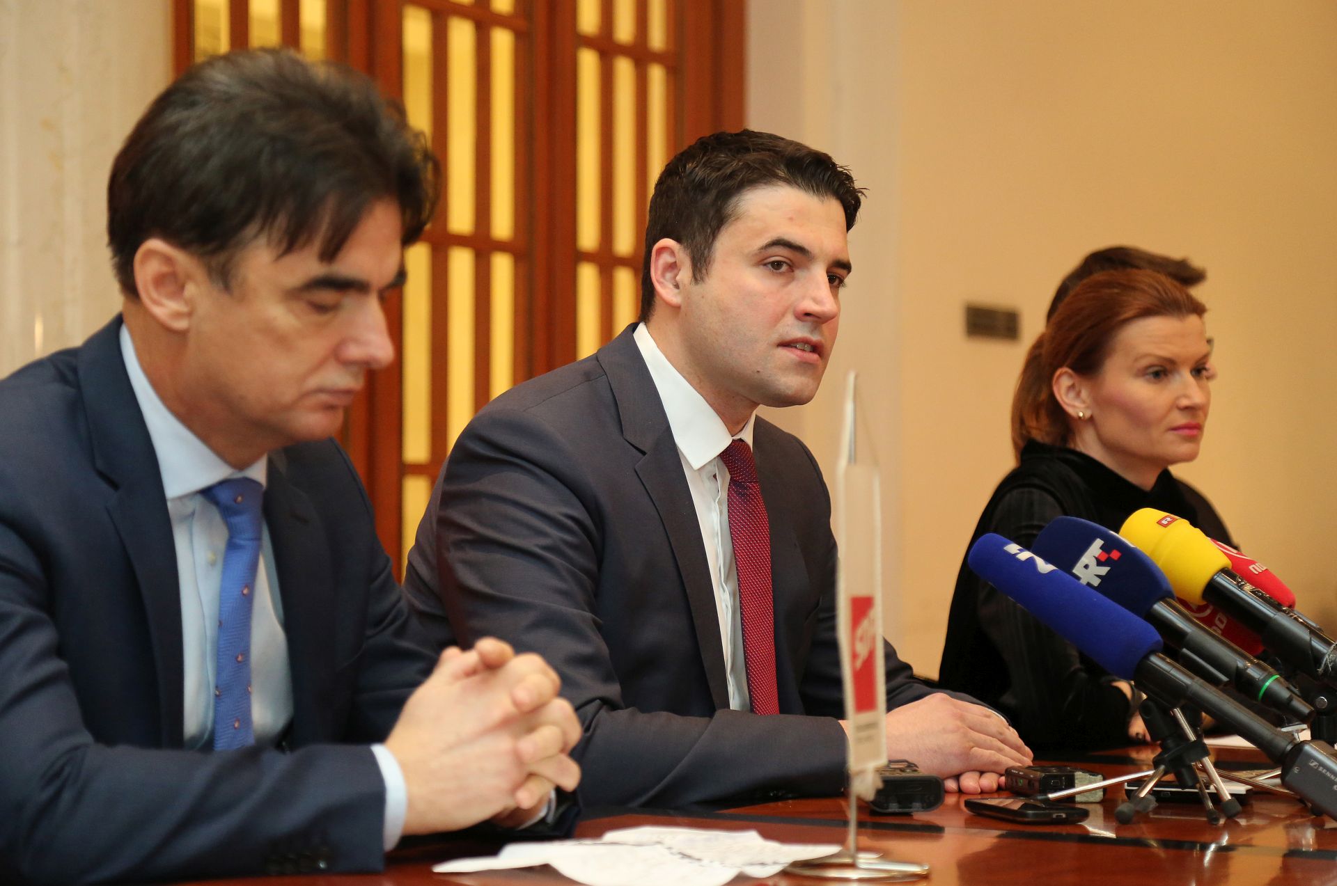 Zagreb, 26.1.2017 - Održana je konferencija za medije Kluba zastupnika SDP-a na temu "100 dana Vlade" .Na slici Branko Grčić,Davor Bernardić i Sabina Glasovac.
foto HINA/ Tomislav PAVLEK /tp