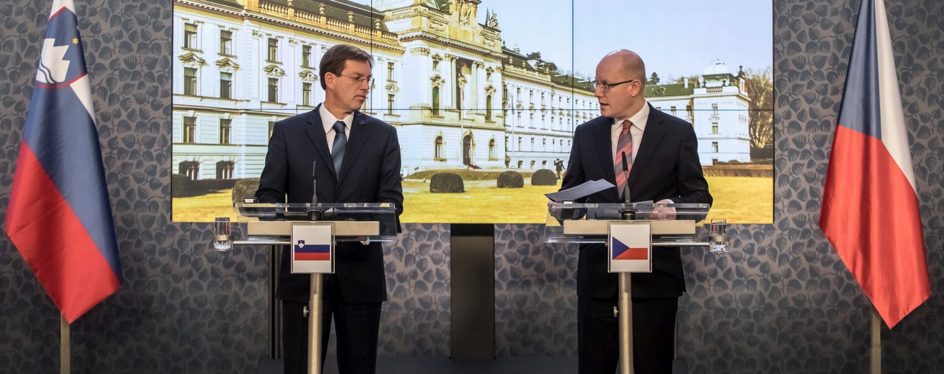 epa05743938 Visiting Slovenian Prime Minister Miro Cerar (L) and Czech Prime Minister Bohuslav Sobotka (R) speak during a joint news conference following their talks in Prague, Czech Republic, 23 January 2017. Slovenian Prime Minister Cerar is on an one-day official visit to the Czech Republic.  EPA/MARTIN DIVISEK