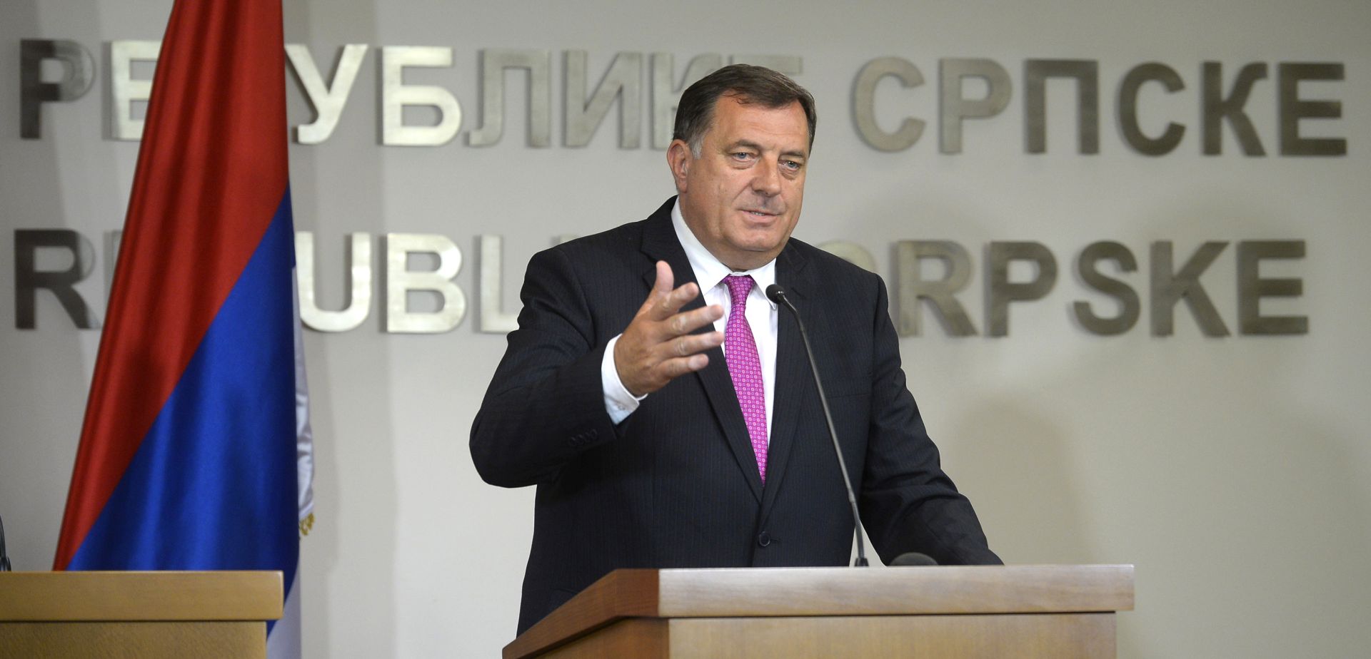 Banjaluka, 25. rujna 2016. - Predsjednik Republike Srpske Milorad Dodik u nedjelju je ocijenio potpuno uspjelim referendum koji je proveden u tom entitetu o danu RS-a 9. sijeènju te kazao kako ne treba iskljuèiti slièno izjanjavanje o "statusu RS-a" kada za to doðe vrijeme. Na fotografiji predsjednik RS-a Milorad Dodik tijekom konferencije za medije. foto HINA / Tanja VALIÈ / TANJUG / mm