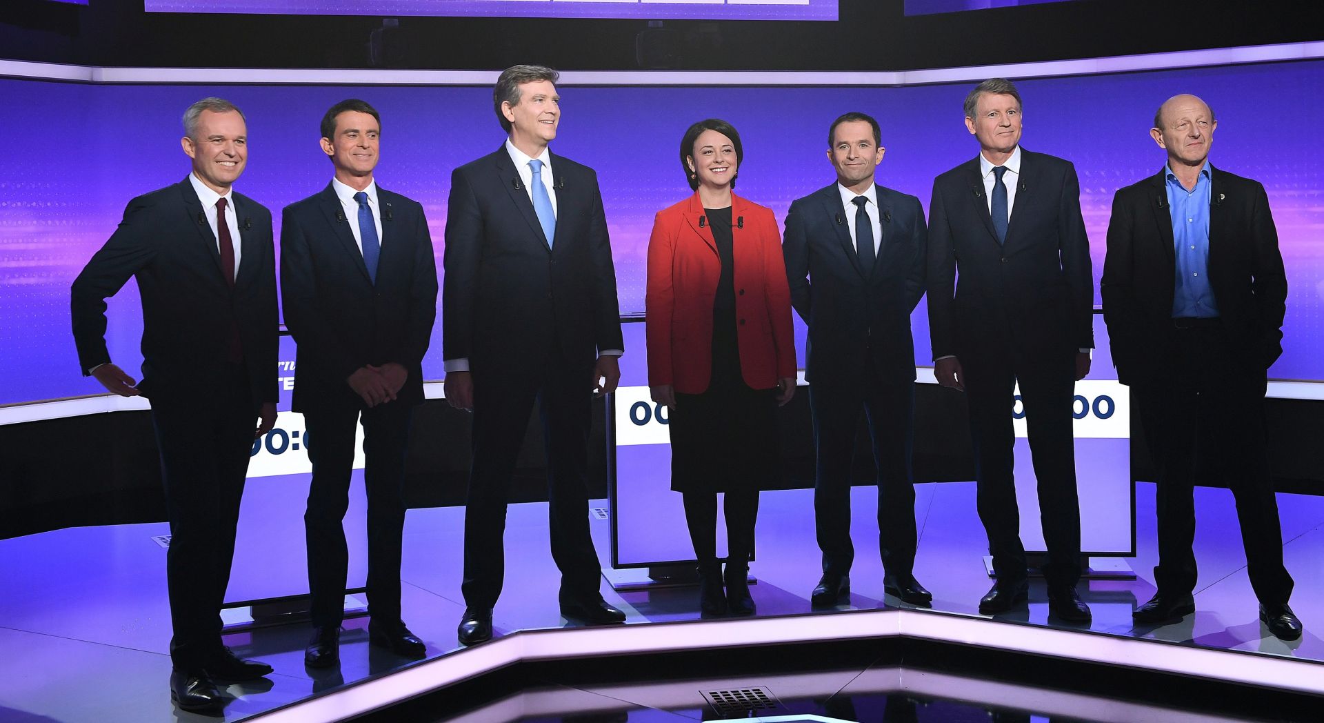 epa05732412 Candidates for the French left's presidential primaries ahead of the 2017 presidential election (from L) founder of the Ecology party 'Ecologistes!' Francois de Rugy, former Prime minister Manuel Valls, former Economy minister Arnaud Montebourg, President of the Radical Left Party (PRG) Sylvia Pinel, former Education minister Benoit Hamon, former Education minister Vincent Peillon and President of the Democratic Front (Front Democrate) Jean-Luc Bennahmias pose before taking part in a final televised debate in Paris, France, 19 January 2017.  EPA/ERIC FEFERBERG / POOL MAXPPP OUT