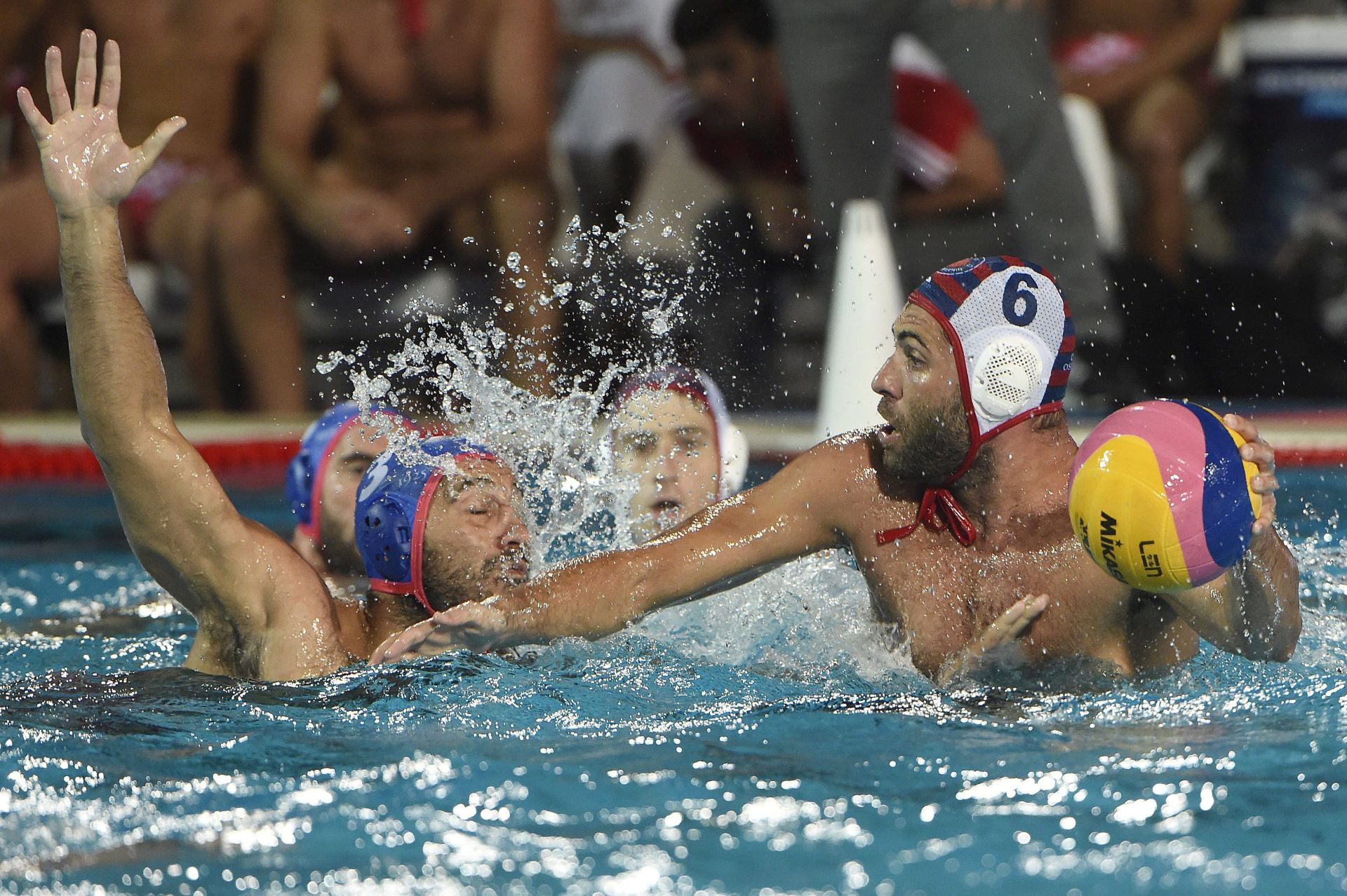 epa05346763 Javier Garcia (R) of Jug Dubrovnik prepares to throw the ball facing Evangelos Delakas of Olympiakos Pireus during the Men's Water Polo Champions League final match Jug Dubrovnik vs Olympiakos Pireus in Budapest, Hungary, 04 June 2016.  EPA/TAMAS KOVACS HUNGARY OUT