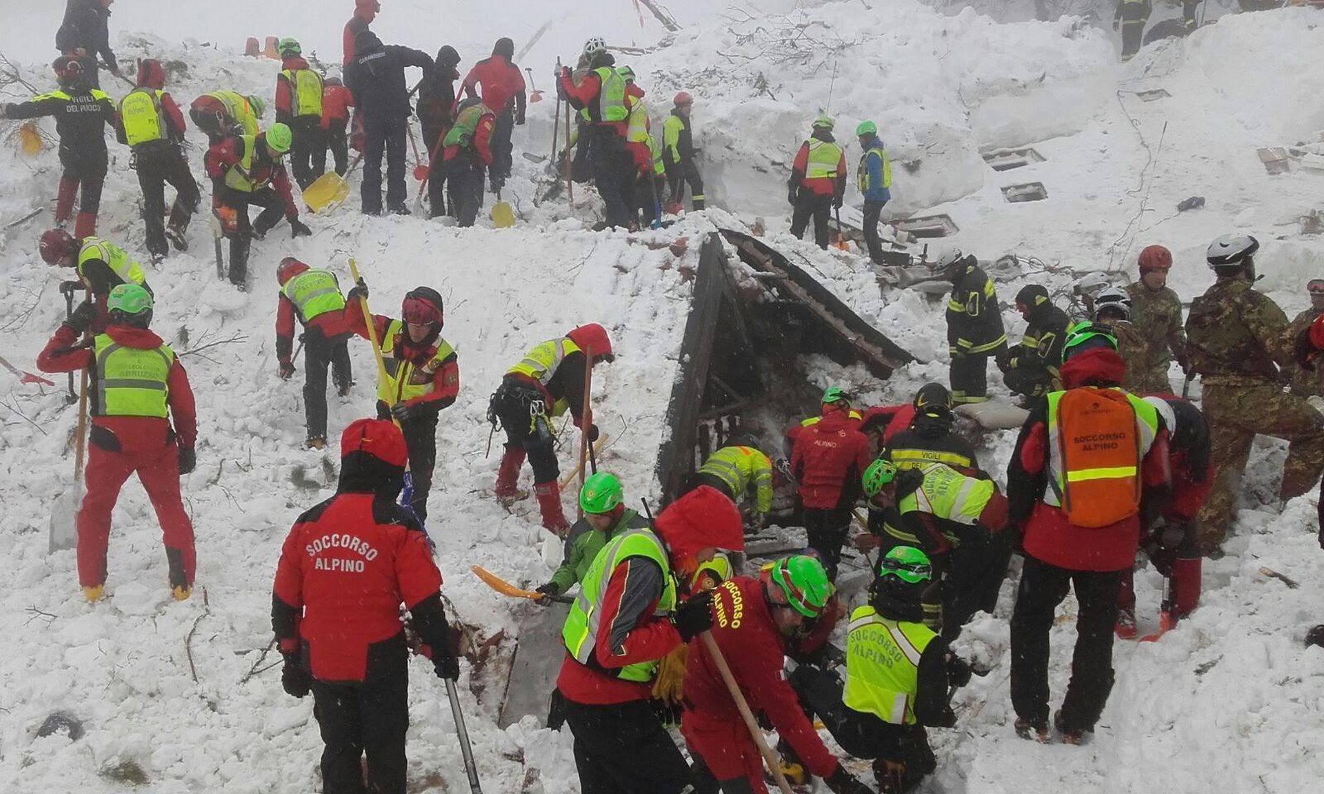 epa05740796 A handout photo made available by the Italian Mountain Rescue Service 'Soccorso Alpino' shows Soccorso Alpino volunteers and rescuers at work in the area of the hotel Rigopiano in Farindola, Abruzzo region, Italy, 22 January 2017. Four days after the 18 January huge avalanche that swept away the hotel Rigopiano, search crews are intensifying their round-the-clock operation, fighting against the clock and deteriorating weather conditions including fresh snowfall and freezing temperatures. Five people were killed in the disaster, 11 survived, while 23 are still missing.  EPA/SOCCORSO ALPINO HANDOUT  HANDOUT EDITORIAL USE ONLY/NO SALES