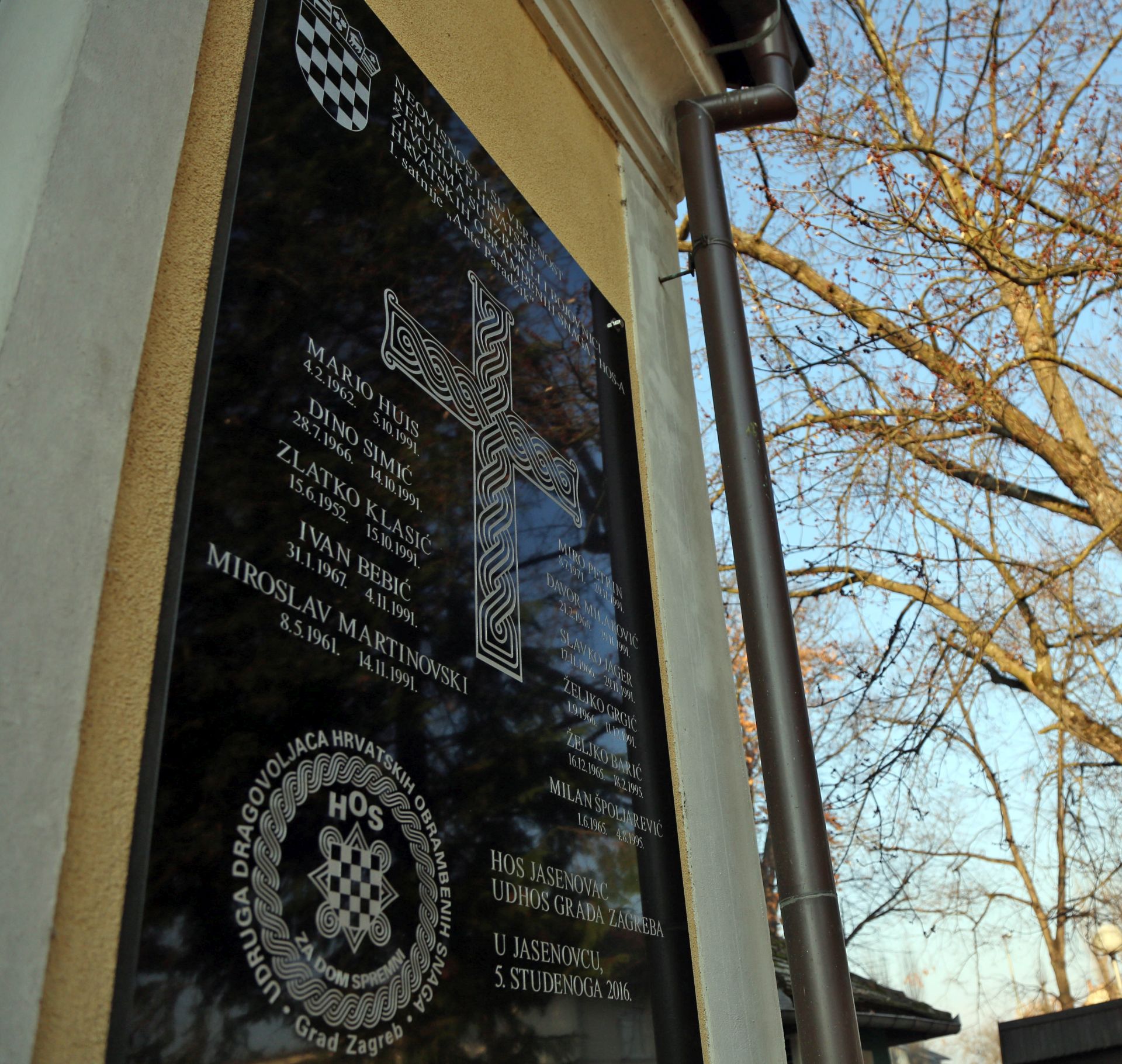 Jasenovac, 06.12.2016 - Spomen ploèa sa naptisom "HOS Za dom spmreni" koju su u centru  Jasenovca postavili veterani HOS-a Jasenovca i Udruge dragovoljaca HOS-a Grada Zagreba u sjeæanje na 11 poginulih pripadnika 1. satnije "Ante Paradik" Hrvatskih obrambenih snaga (HOS), koji su stradali na tom podruèju.
foto HINA/ Dario GRZELJ /ds