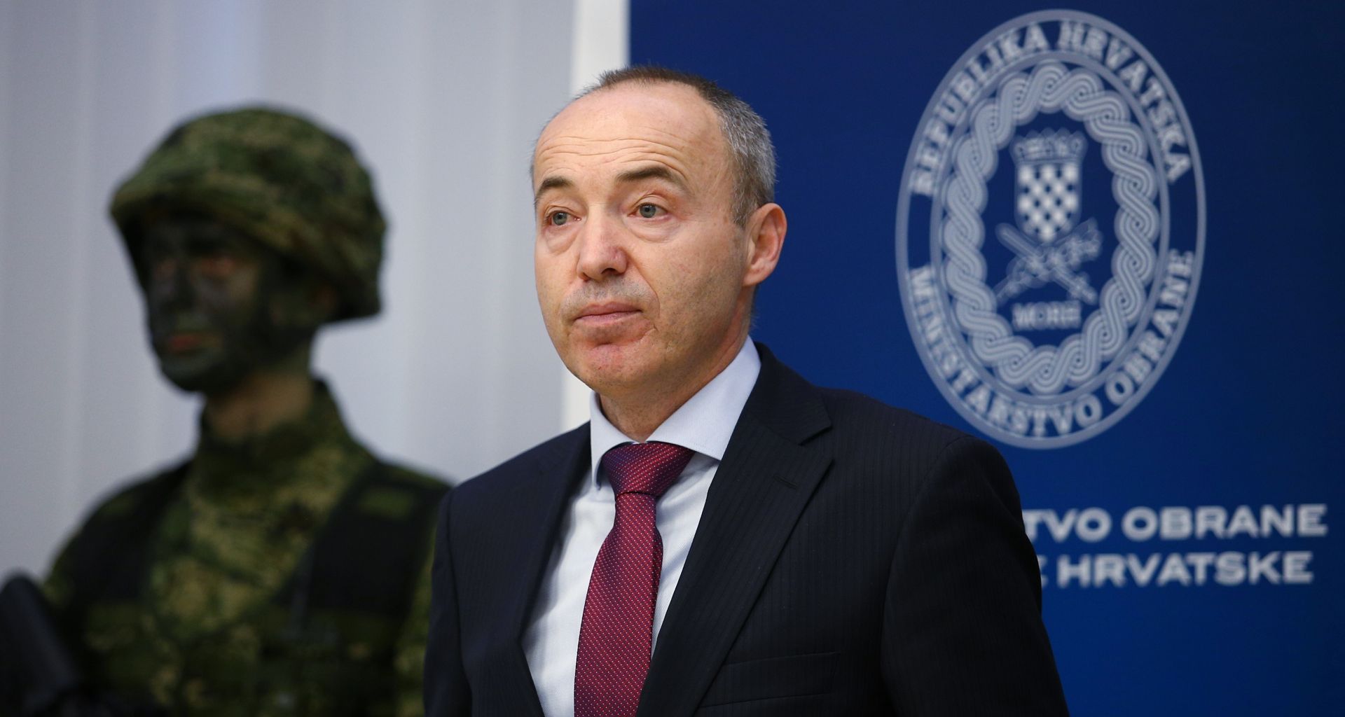 30.01.2017., Zagreb - Potpredsjednik Vlade RH i ministar obrane Damir Krsticevic potpisao je s 34 hrvatska proizvodjaca ugovore vrijedne oko 230 milijuna kuna za nabavu vojne opreme za potrebe opremanja Oruzanih snaga RH. Rijec je o nabavi odjece, obuce, opreme, za usluge i radove. 
Photo: Zeljko Lukunic/PIXSELL