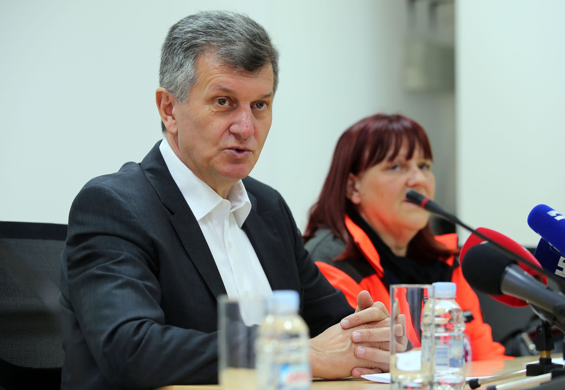 18.12.2016., Zagreb - Izvanredna konferencija za medije povodom spasavanja 60-tak migranata koje su sverceri ljudima ilegalno prevozili u zatvorenom kombiju i skoro ih ugusili. Izjavu su dali ministar zdravstva Milan Kujundzic i sefica Hitne medecinske pomoci Maja Grba Bujevic.
Photo: Jurica Galoic/PIXSELL