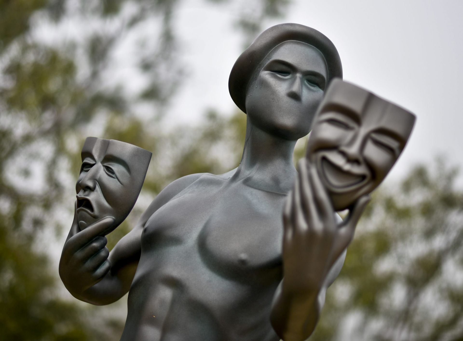 epa04571967 A view of the Screen Actor's Guild (SAG) Awards Actor statue near the Hollywood sign in Los Angeles, USA, 20 January 2015. The SAG Actor statue is ten feet tall and weighs 200 pounds. The Screen Actor's Guild Awards take place on 25 January.  EPA/STUART PALLEY  EPA/STUART PALLEY