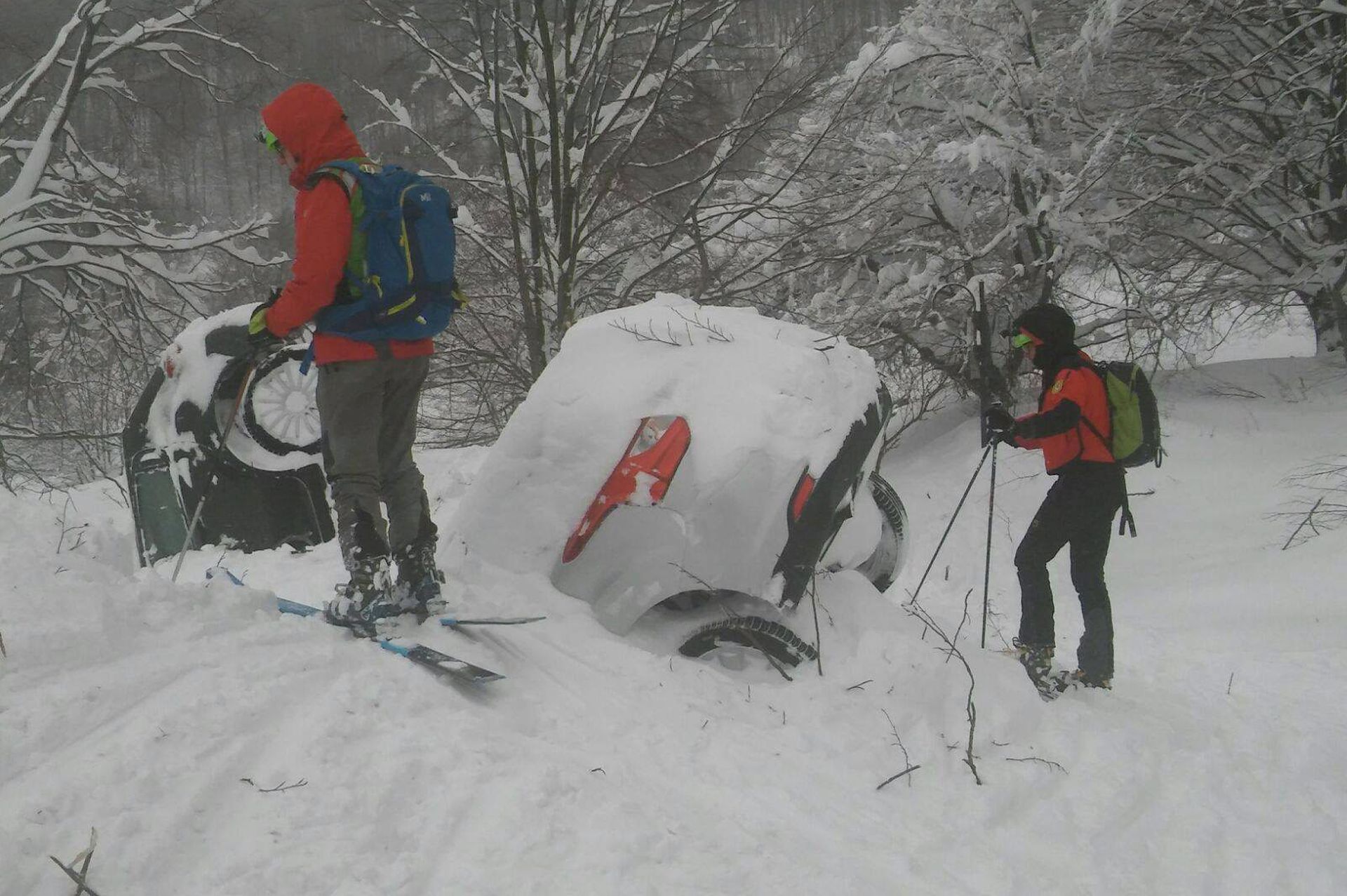 epa05731241 A handout picture provided by the Italian National Alpine Cliff and Cave Rescue Corps (CNAS) shows rescue operations at hotel Rigopiano after it was hit by an avalanche in Farindola (Pescara), Abruzzo region, early 19 January 2017. According to an Italian mountain rescue team, several people have been killed in an avalanche that has hit a hotel near the Gran Sasso mountain in Abruzzo region. Authorities believe that the avalanche was apparently triggered by a series of earthquakes in central Italy on 18 January.  EPA/ITALIAN MOUNTAIN RESCUE/CNAS HANDOUT BEST QUALITY AVAILABLE HANDOUT EDITORIAL USE ONLY/NO SALES