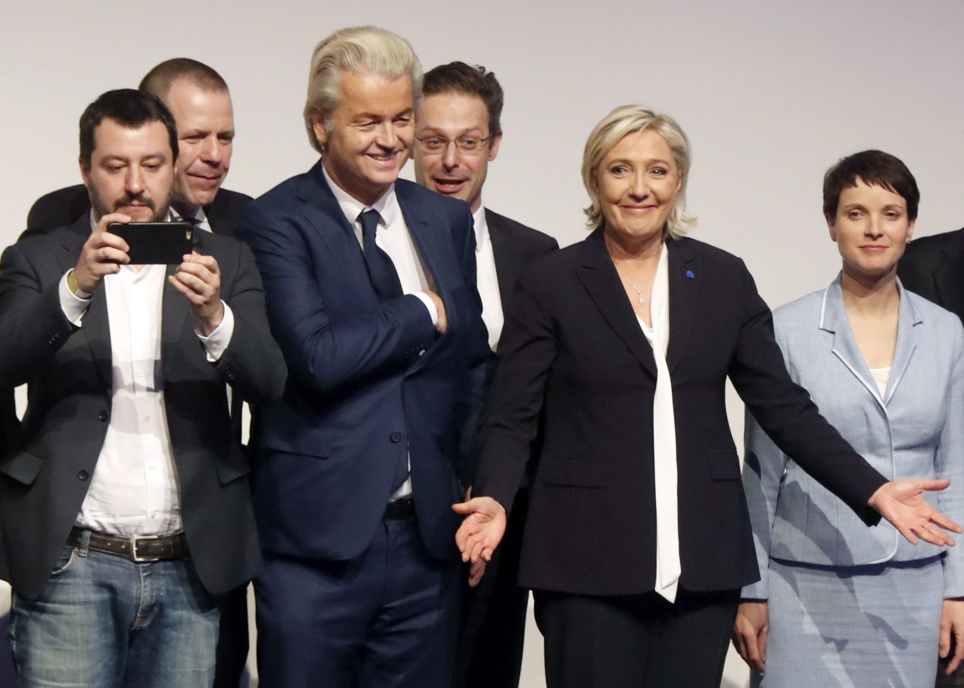 epa05738196 (L-R) Matteo Salvini, Leader of Italian party Lega Nord (Northern League), Harald Vilimsky of Austria's Freedom Party (FPOe), Geert Wilders, Leader of Dutch Party for Freedom (PVV), Marcus Pretzell, Member of the European Parliament for the German party Alternative for Germany (AfD), Marine Le Pen, Leader of French party Front National (FN) and Frauke Petry, Federal Chairwoman of the German party Alternative for Germany (AfD) pose on stage after their speeches at a conference of European right-wing party ENF, Europe Nations and Freedom, in Koblenz, Germany, 21 January 2017. Several European leaders of national right-wing parties will deliver speeches at the conference organized by the German party Alternative for Germany (AfD).  EPA/SASCHA DITSCHER