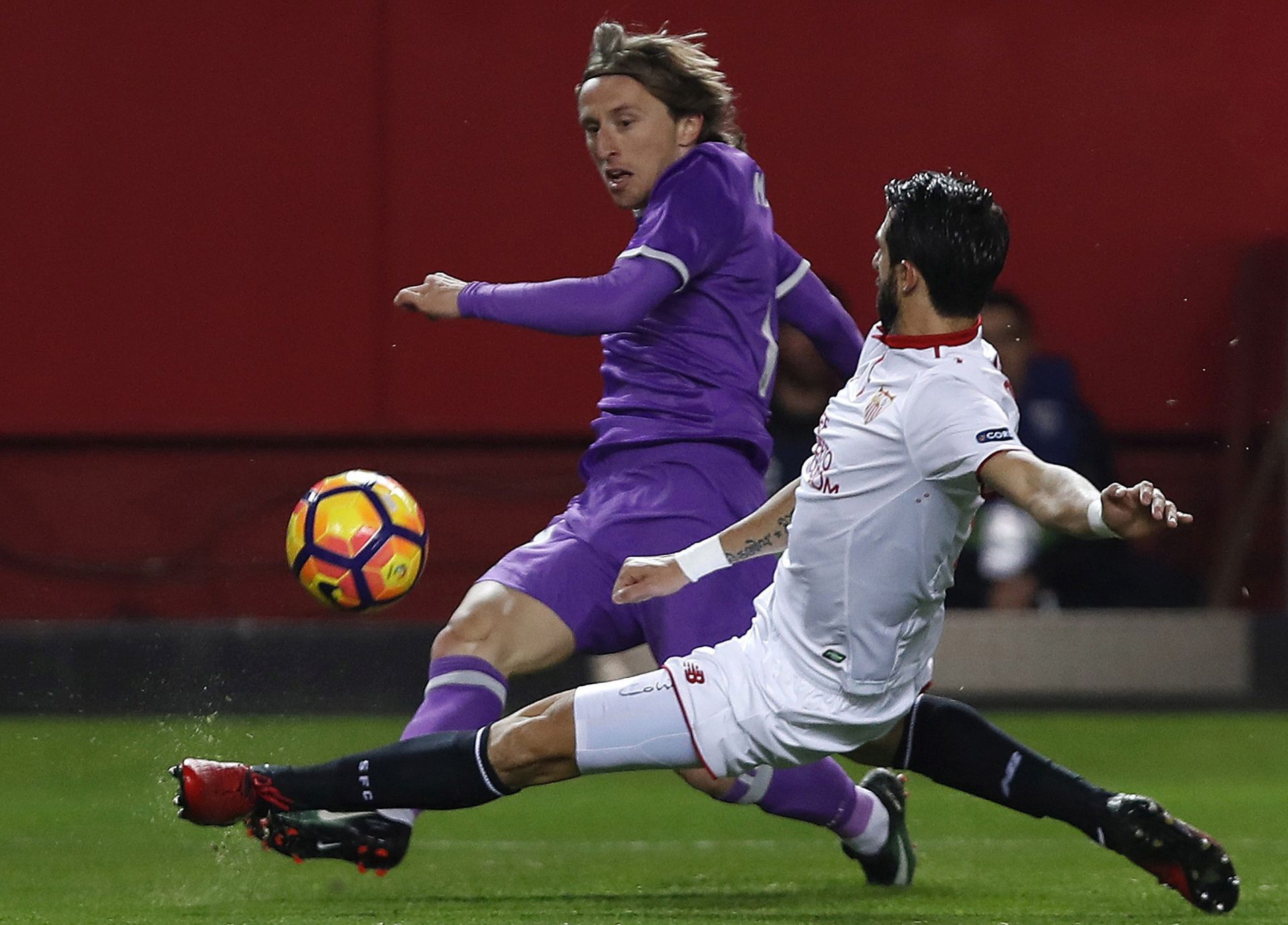 epa05719804 Sevilla FC´s defender Nicolas Pareja (R) fights for the ball with Real Madrid´s Croatian midfielder Luka Modric (L) during their Spanish First Division soccer match played at Sanchez-Pizjuan stadium in Sevilla, Spain, 15 January 2017.  EPA/JULIO MUNOZ